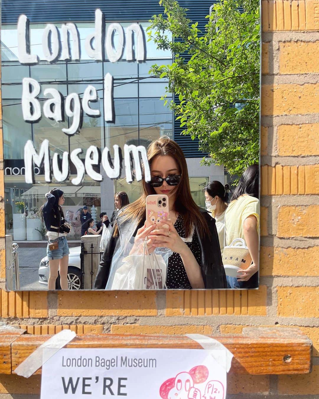 野崎萌香のインスタグラム：「Soul🇰🇷🌆🕶❤️‍🔥🥢  今回は短い時間で 行きたい場所だけぱぱぱっと🌞  ひたらすらサングラスを探す旅😎  今流行ってるHOT SPOT🔥 美味しかった場所😇覚え書き  📍London bagel  ネットで整理券を予約して その間に　@gentlemonster でお買い物🛍  London bagelお店の世界観が ほっこりしていて可愛い💓  私的にはテイクアウトで シナモン味のbagelをトースターで温めて 食べるのがおすすめ🥯  お店で食べた フレッシュなクリームチーズに 蜂蜜をたらして食べるbagelも美味しかった💕  📍 Pungcheonga Cheongdam 풍천가  ２−３ Cheongdam-dong, Gangnam-gu, Seoul, 韓国  韓国で初めて食べた鰻 こちらが美味しすぎてこの旅で 1番の感動体験だったかも🥹✨✨✨🌆  あんなプリプリ肉厚の鰻初めて食べた🧡  甘い醤油タレに生姜をたっぷりつけて💓🥢  @rran0217 ランさんが日本から持参した my山椒と塩で食べるのも美味しかった😭  味を自分でカスタムしながら たくさんのバリエーションで食べれるのがまた 楽しくてみんなでパクパク食べました😋  📍 弘大にあるラクーンカフェメンクン  そしてずっと行きたかった アライグマカフェ🦝☕️🍰  癒されたー💗💗💗  #moekakorea」