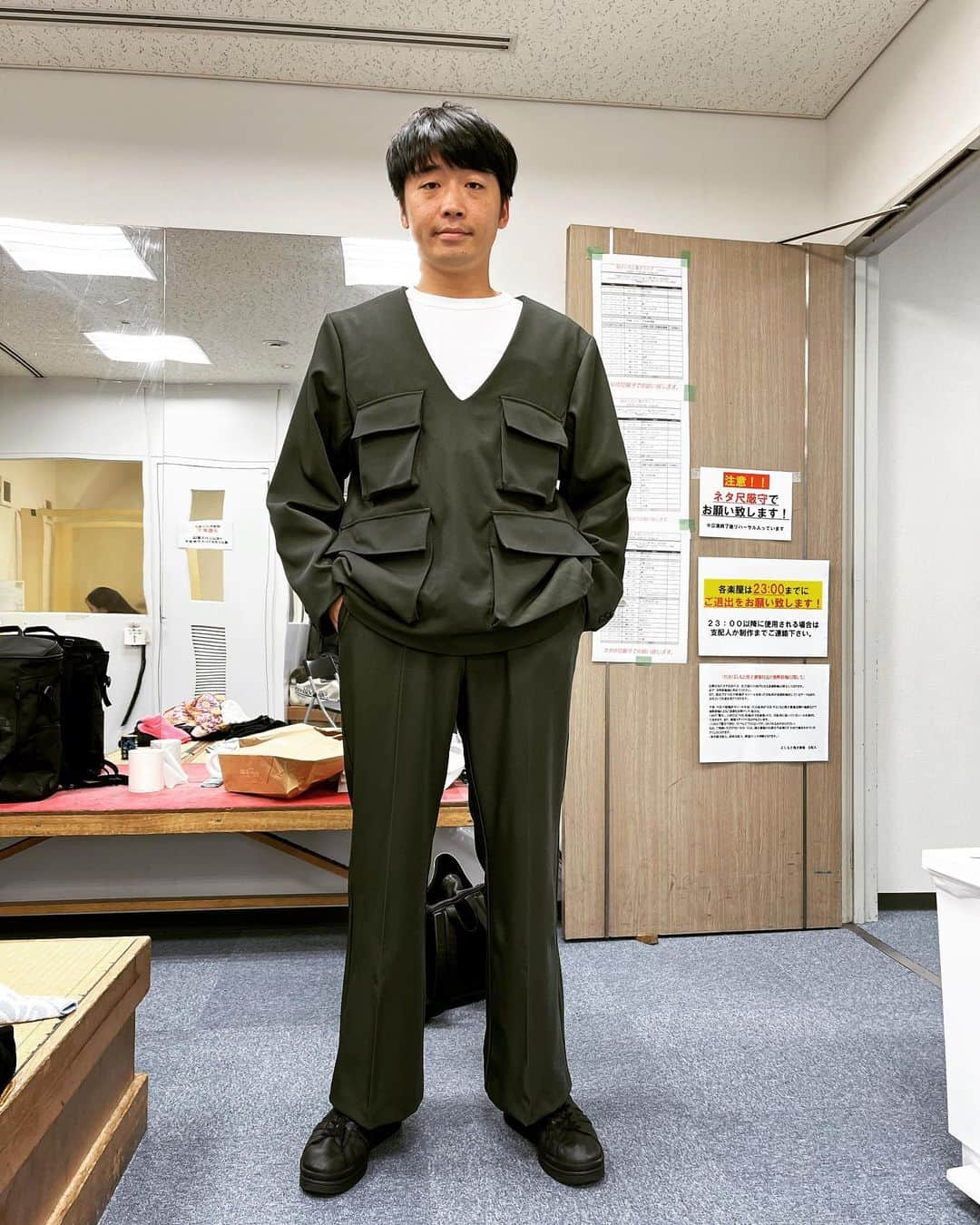 新山士彦のインスタグラム：「せやねんの衣装買い取り。 僕、嬉しいねん。」