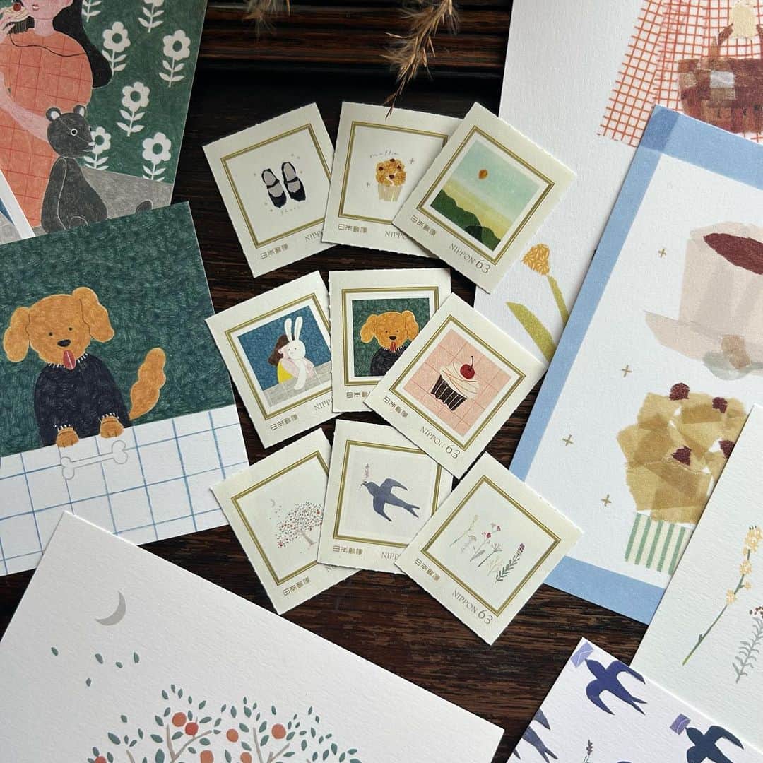 手紙社のインスタグラム：「【5/18(木)〜6/12(月) 切手とポストカードのイラストレーション展 at 手紙舎 文箱】  昨年7月にオープンした手紙舎“文箱”。郵便局の隣という立地から、店内で見つけたお気に入りの一枚に、コーヒー片手にお手紙を書いてもらえたら……そんな願いが店名の由来。その“文箱”にぴったりの“切手とポストカードのイラストレーション展”と銘打った今展示。さっそくたくさんのお客様に楽しんでいただいています。  心に浮かんだ風景や身近な自然をさまざまな画材を使い描く大森木綿子さん( @momenmemo ) 主に色鉛筆使い柔らかさの中にもはっきりとした色使いが魅力的なしのはらえこさん( @eko_pict ) 何気ない日常や自然をマスキングテープを使った“ちぎり絵”で描き出す田村美紀さん( @miki_tamura)さん  また1階の雑貨フロアや2階の紙マルシェには各作家が手がけた作品も並んでいるため、お気に入りの作家さんの作品を探してみるのもおすすめです。  ＜ポストカードと切手のバイキング＞ いといゆき／いのうえ彩／いわしまあゆ／eric／大森木綿子／otsukiyumi／柿本芳枝／北澤平祐／木下綾乃／くらはしれい／砂糖ゆき／しのはらえこ／芝田美智子／清水美紅／高旗将雄／田村美紀／ネクタイ／坂内拓／HUTTE.／平岡瞳／福田利之／升ノ内朝子／Mokuji／羅久井ハナ  ＜ポストカードと切手のイラストレーション原画展示＞  いのうえ彩*／いわしまあゆ*／otsukiyumi*／柿本芳枝*／木下綾乃*／砂糖ゆき*／芝田美智子／清水美紅／田村美紀／坂内拓／HUTTE.／平岡瞳*／福田利之／羅久井ハナ ＊印は購入可能の原画です。原画のお届けは6月17日以降となります。  ▶︎詳しくは @tegamisha_fubako プロフィールのハイライト「展示」より「切手とポストカードのイラストレーション展」へ  【切手とポストカードのイラストレーション展】 会場：手紙舎 文箱 会期：2023年5月18日(木)〜6月12日(月) 住所：長野県松本市浅間温泉1-30-6 営業時間：10:00-16:30(16:00 LO)  定休日：火 •水　＊祝日は営業（翌日振替休）  問合せ：0263-87-2716   #手紙社 #手紙舎 #手紙舎文箱 #文箱 #tegamisha #松本 #浅間温泉 #切手 #ポストカード #バイキング #原画」