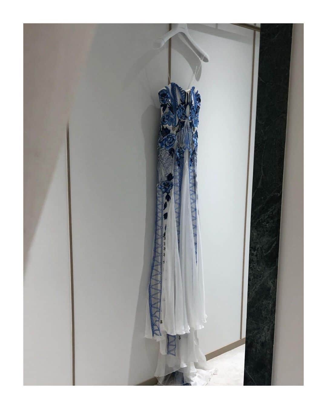 NOVARESE Dress Officialのインスタグラム：「⁡ Temperley for NovareseのコレクションからのHeleniは、 スパンコールやビーズ、ステッチで飾ったドレスです ぜひ、お近くのノバレーゼご覧ください ⁡ お問合せ、試着予約は、お近くのノバレーゼまで ⁡ Dress: Heleni (Temperley for Novarese) @temperleybridal @novaresewedding  ⁡ #ノバレーゼウエディング #ノバレーゼ #ノバレーゼドレス #プレ花嫁 #東京花嫁 #関西花嫁 #名古屋花嫁 #広島花嫁 #福岡花嫁 #ウエディングドレス #ノバレーゼ花嫁 #novaresewedding #novarese #novareseexclusive」