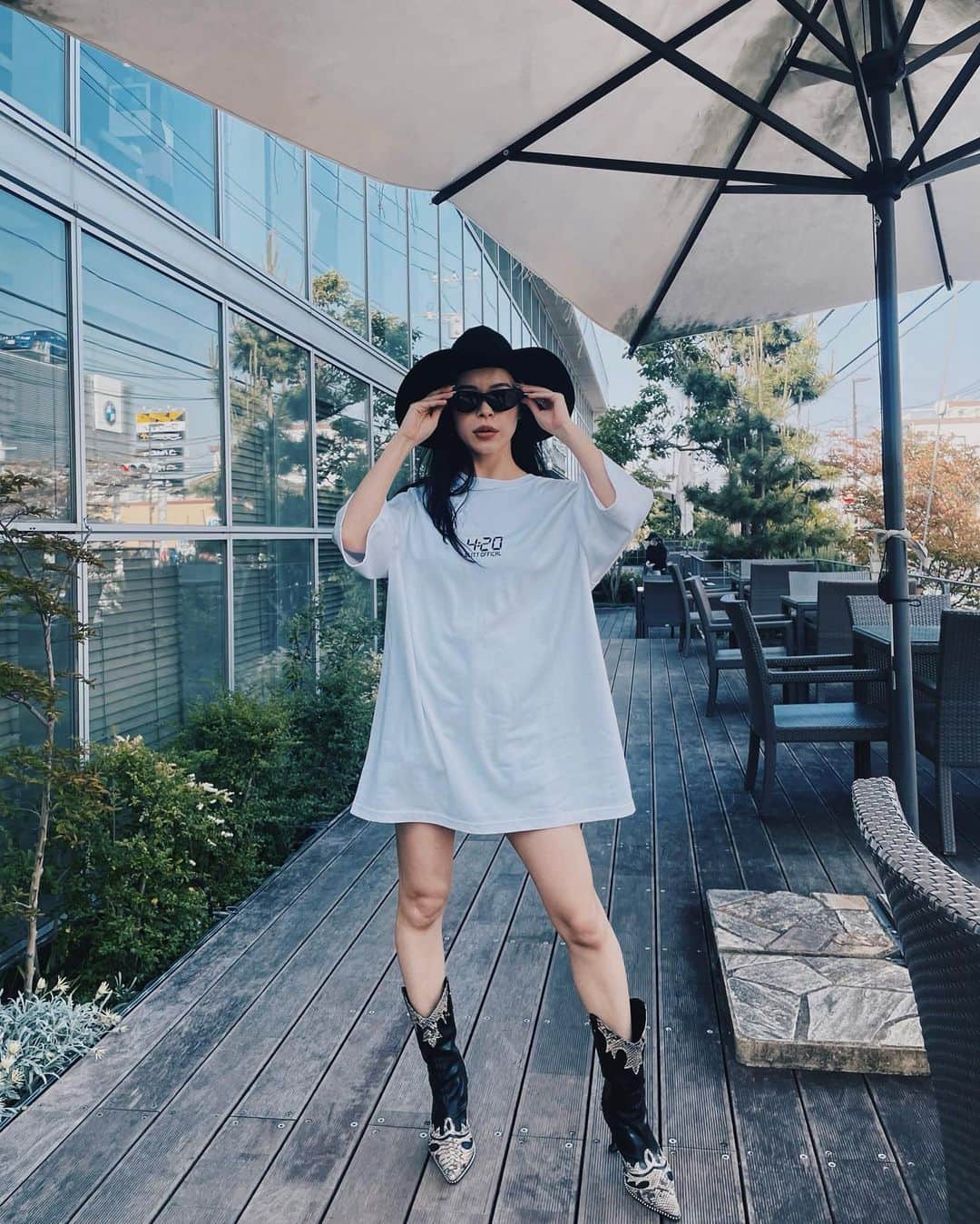 藤川ありすのインスタグラム：「私のTシャツオススメコーデ👸🏻  tops @blitt_official  hat @room306contemporary  boots @yelloshoes_official   今年は藤川的に "Tシャツ×ロングブーツ" コーデがきております。 そして何よりこの時期にロングブーツ履いてる人 オシャレな奴しかいないから、とりあえず目立つよ。笑 人と被りたくない人オススメ(藤川は大の目立ちたがり屋です) 夏間近でもロングブーツ合わせがオシャレで可愛いです。 雨の日なんか雨避けにもなって最高です。 ロングブーツはポインテッドなど、先が尖ってる物がオススメ! もしくは太めの幅が広いブーツ!(ちなみにこれは私も探してる) 真夏になる前に(真夏は死ぬから。笑) ロングブーツ持ってる子はコーデした方が旬だよ🖤🖤  メンズもそろそろまたマーチンstyleが come backするんじゃないか?🤔(あくまで予想ですが。笑)  Tシャツ合わせ悩んでる子は簡単にキマるからやってみてね! 良かったり他の情報、質問などコメントお待ちしてます📝 3枚目はポージング悩んでる変な顔。笑  #BLITT」