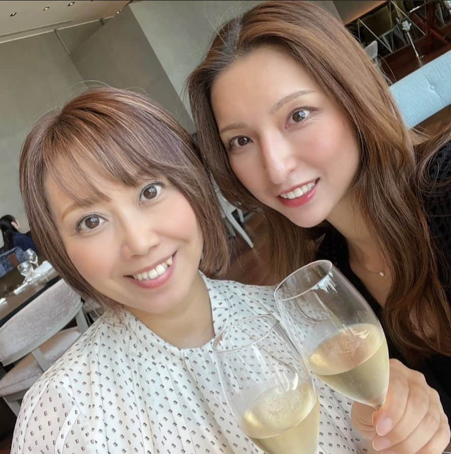 midoriyamaoのインスタグラム：「はーちゃんにお誕生日お祝いしてもらいましたぁ〜🥂✨  窓際の席を予約してくれてて景色を眺めながらのランチ🍽️💕  程よくお酒も入り楽しくて気持ち良くて最高でした❤️  #お誕生日ランチ #銀座ランチ #親友とデート #お酒大好き #秋田県民 #いつもありがとう #マジ大好き❤️」