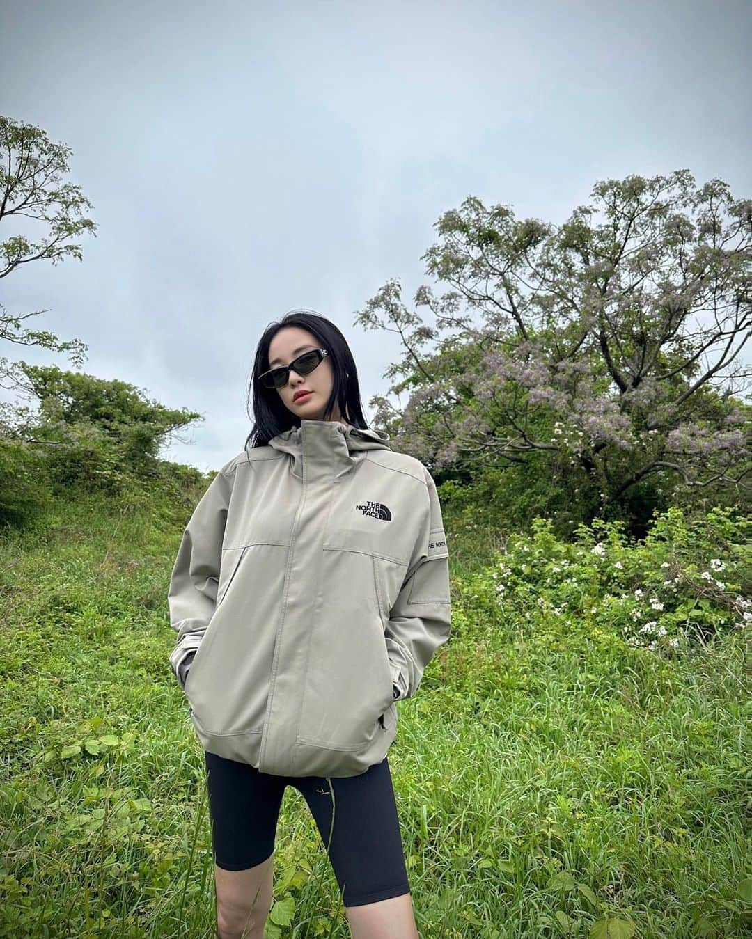 ジュヨン のインスタグラム：「울마크컴퍼니가 노스페이스랑 만든 메리노 울의 친환경 기능성 소재인 옵팀 재킷 🧥 이런 아웃도어 재킷이 울로 가능하다니 기술 Good 👍🏻 너무 편하고 멋스럽 🖤   #협찬 #woolmark #울마크  #노스페이스」