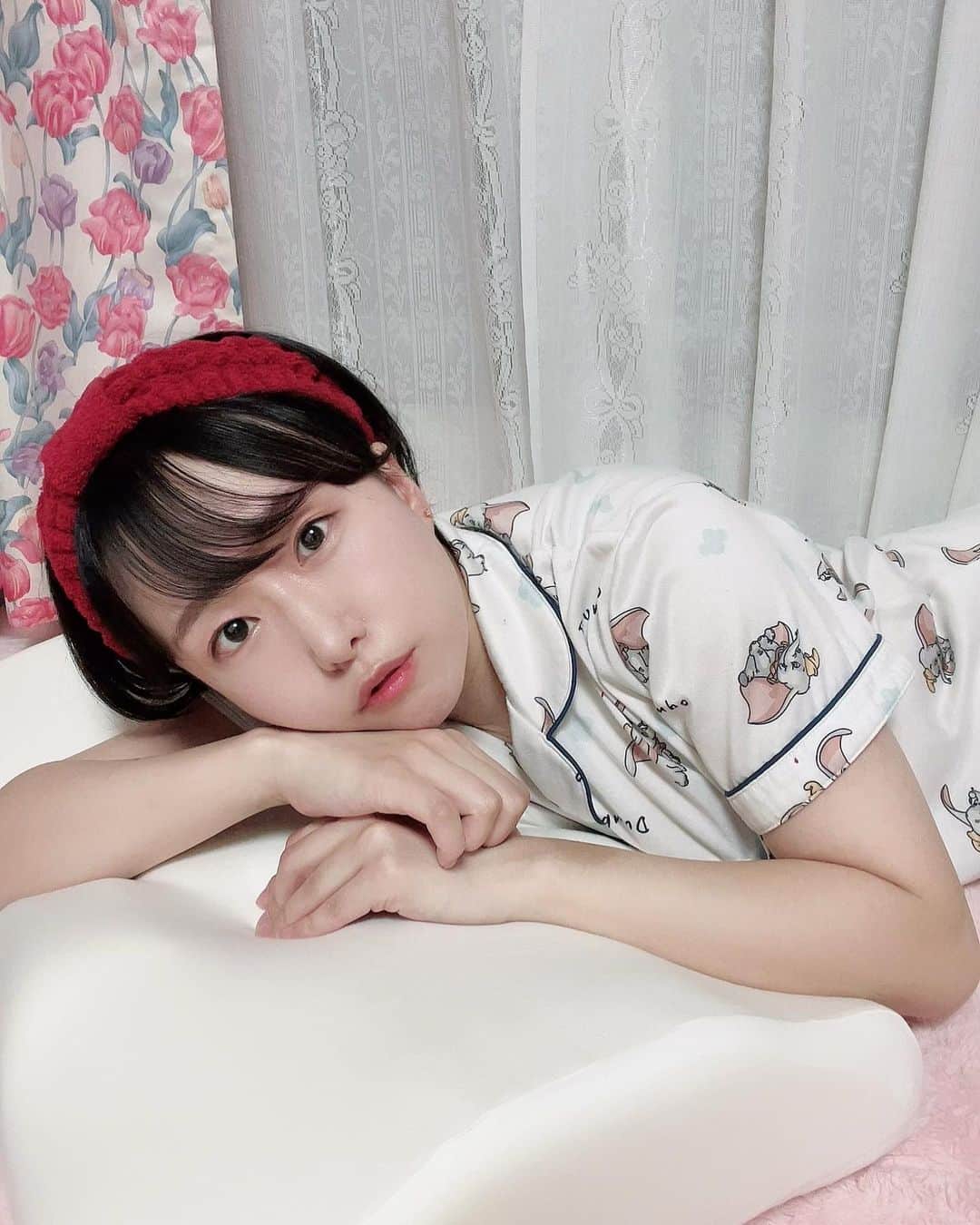 蒼井まやのインスタグラム：「. 枕で悩んでたわたしがやっと巡り会えた🫶✨  俳優の松平健さんと美容整体師の井上剛志さん監修 「健眠枕」  身体ガチガチ系女子のわたしは 井上さんのYouTubeよく見てたので わ〜！これは期待大！と思って試してみたよ👍  巻き肩、ストレートネック、猫背さんにオススメって 完全にわたしのための枕やん🥰  仰向け横向きいろんな姿勢で寝ても 身体に負担がかかりにくい形状らしい☝️  寝る時って身体に力が入ってるとか抜けてるとか あまり意識したことなかったし、意識してできる問題でもないし… でもこの枕は睡眠時に勝手に力が抜けるんだって〜！  最近朝起きてすっきりしてる日が多いというか 明らかに睡眠の質が向上していると感じる😴✨  いままでは毎日たくさん夢見るし寝起き悪いし 睡眠環境悪かったから…かなり嬉しい🥺  ふわふわで程よい硬さがあるので気持ちよくて お気に入り〜 大きさもかなりあるので男性にもオススメ👍  @kumoyasu_official  #pr #雲のやすらぎ #健眠枕 #枕 #まくら #ストレートネック #ストレートネック治したい #ストレートネック改善 #巻き肩 #巻き肩の方にオススメ #巻き肩改善  #猫背 #猫背治したい #猫背改善 #松平健 #井上剛志 #美容整体 #睡眠改善 #睡眠の質を上げる #睡眠グッズ #睡眠の質 #睡眠の質を高める #japanesegirl #asiangirls #asianbeauty  #asiangirls #asianbeauty #日本的偶像 #ショートカット #ショートカット女子 #ショートヘア #ショート女子」