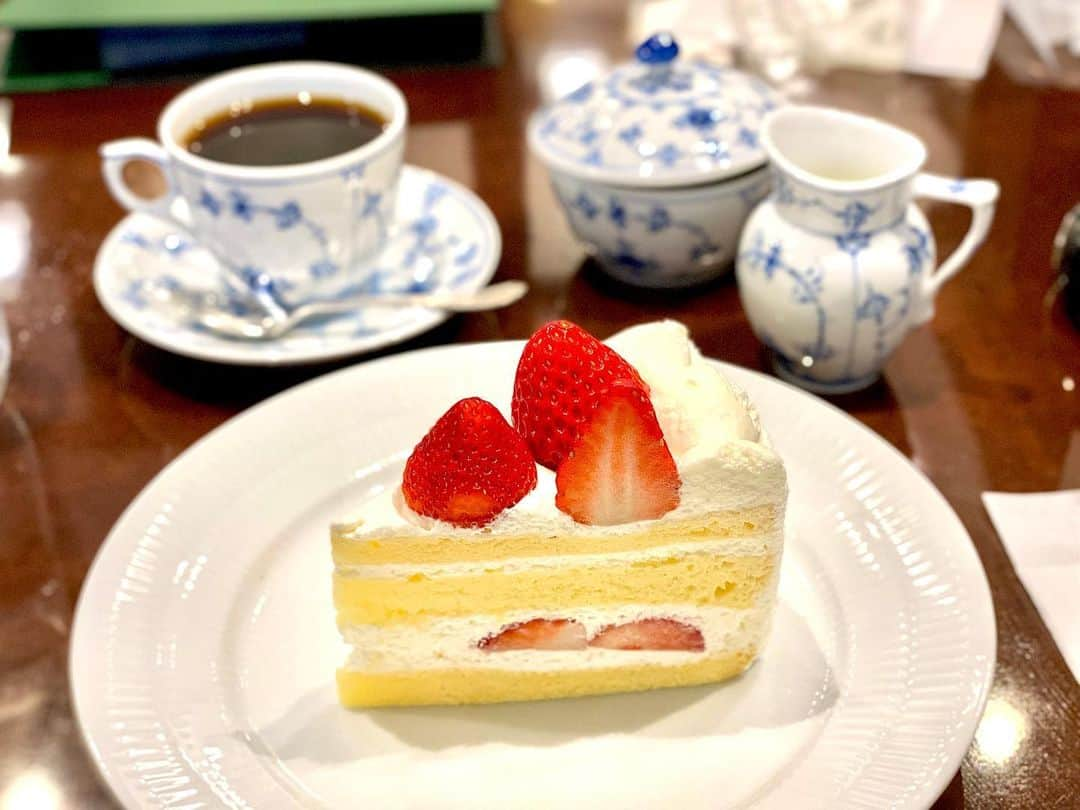 辻ゆかのインスタグラム：「🍰  3枚目まで見た？👀  #椿屋珈琲店 #椿屋カフェ #椿屋珈琲 #ショートケーキ🍰 #ショートケーキ #池袋カフェ」