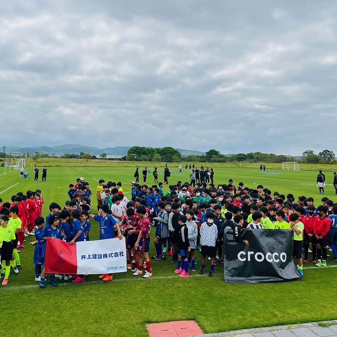 井上建設株式会社（下関）のインスタグラム：「「crocco×井上建設杯」 選手はみんな「元気いっぱい！」  早朝から　主催者スタッフ、選手の親御さん、出店者の皆さんと　ご苦労様です！  子供さん達の一生懸命なプレーを観ていると、私達もテンションあがりますね🎶  @fc_suerte2022   @kyawayuimai  @shinshimonoseki_aushop @anneshirleykiyosueten  @anneshirleyichinomiyaten  @aladomo_and_burger   @beachman_ayaragi  @king_cafe777  @myle.my_le  @driveat.official  @manmaru_mukoujima  @otama_to_pero  @shikashi_wagashi  @20twenty__official  @cafebarruheplatz  @connect_saucemeister  @fukuchan_toyota  @reste_palette  @picnicland1234  @drink_wagon  @tsunoshima_ozburger  @aloha_na_kitchen  @kajikajipagaji  @stiko19.24  @nawataminato  @dorei_mukuno   @kohaku225  @tsu.na.ga.ri  @coeur.a.coeur_smnsk  @femmeealavie  @vivari_houmon.shinkyu   #下関イベント  #井上建設下関 #fcsuerte #crocco仲間大集合 #monobank #焼肉やすもり #anneshirley #有限会社翔建設 #スマイルオイル #tsutinokodesign #佐藤医院 #植田司法書士事務所 #ほけんのアスト #ナミノリ #株式会社プランテラス #hairlabaluster #株式会社伸興 #松本精肉店 #星栄工業 #田中工業株式会社 #aladomo #レンタル山﨑 #auショップコスパ新下関 #ほっぷ下関 #セブンイレブン下関長府前八幡店」