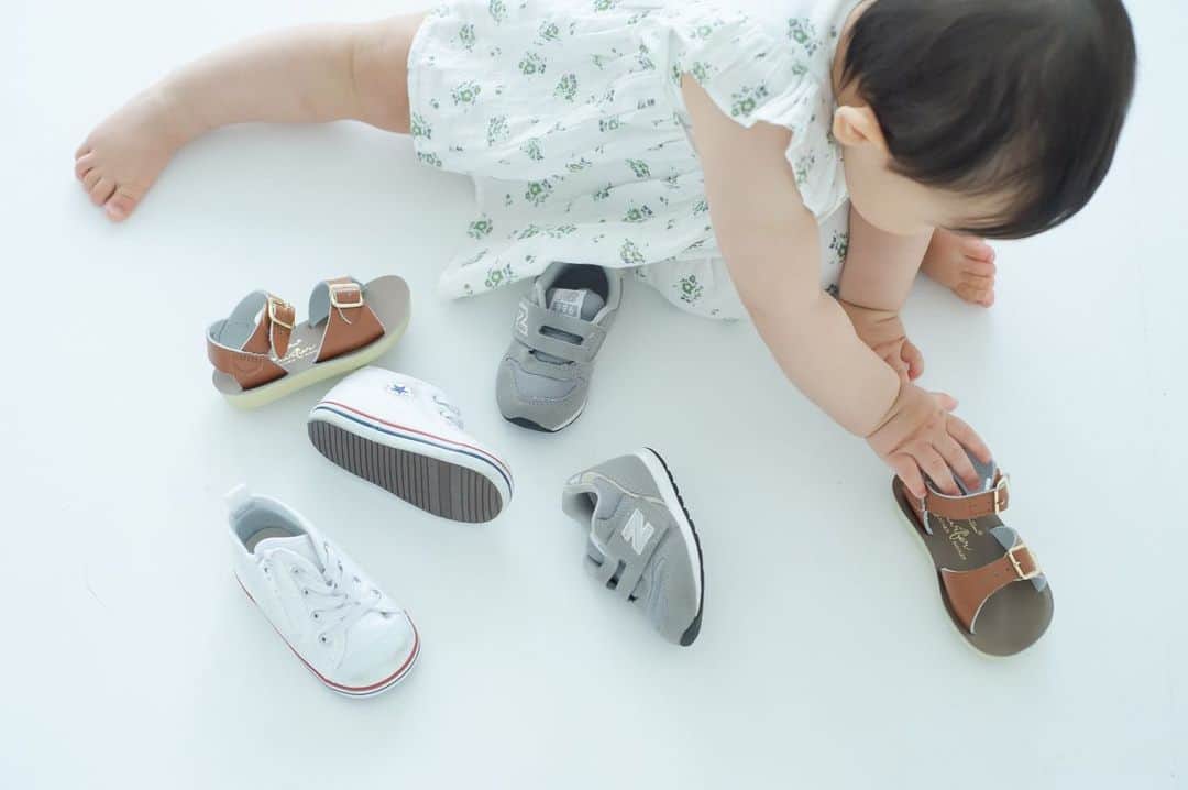 HALCAのインスタグラム：「可愛い小さなお靴。 履いたらどこまでも進んでいきます！ しかも結構なスピードだから追いかけるの必死。 ⁡ いいですよ。元気な証ですから。 とことん追いかけます。どんどん振り回して下さい。 ⁡ そんな心持ちでいると何事もできるような気がする！ そして娘の目線になるから新たな世界にも出会える！ #firstbirthdayphotoshoot by @takemura_photo  #converseallstar #newbalance #saltwatersandals #firstshoes #1stbirthdayphotoshoot #babyshoes」