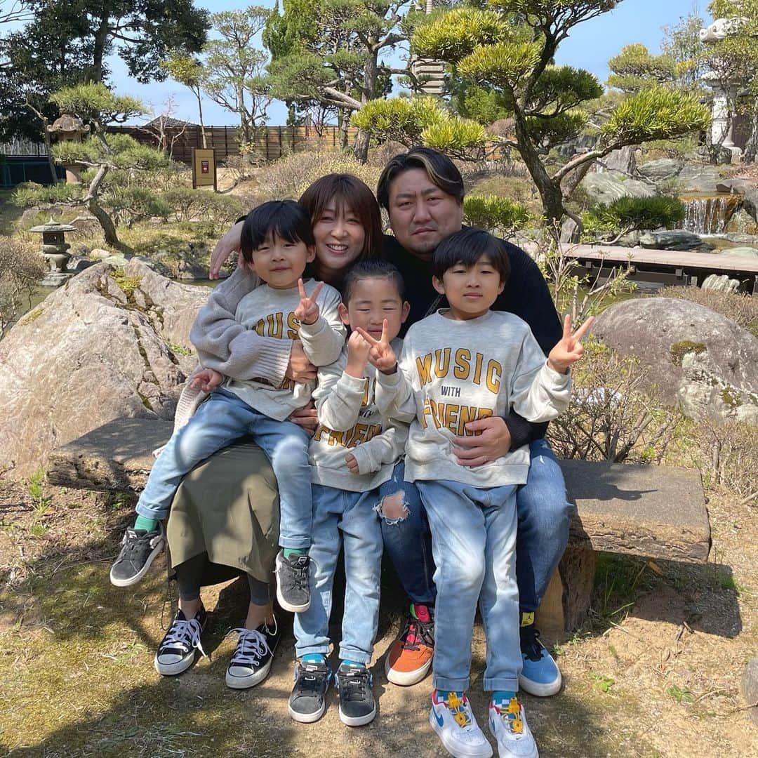 のインスタグラム：「YouTube2周年。。  たくさんのお祝いDMメンション、 ありがとうございました。  時が経つのは早いですね。 いつまでこの活動ができるか わからないですが、  家族で一緒に物事に取り組める 幸せを1日1日大切にしていきます。  皆さんがあっての しょうやん男三兄弟です。 本当にありがとうございます。   YouTube、Instagram、Twitter 見てくれなバチボコやで。  #しょうやん男三兄弟 #男三兄弟 #三兄弟 #子供のいる暮らし」