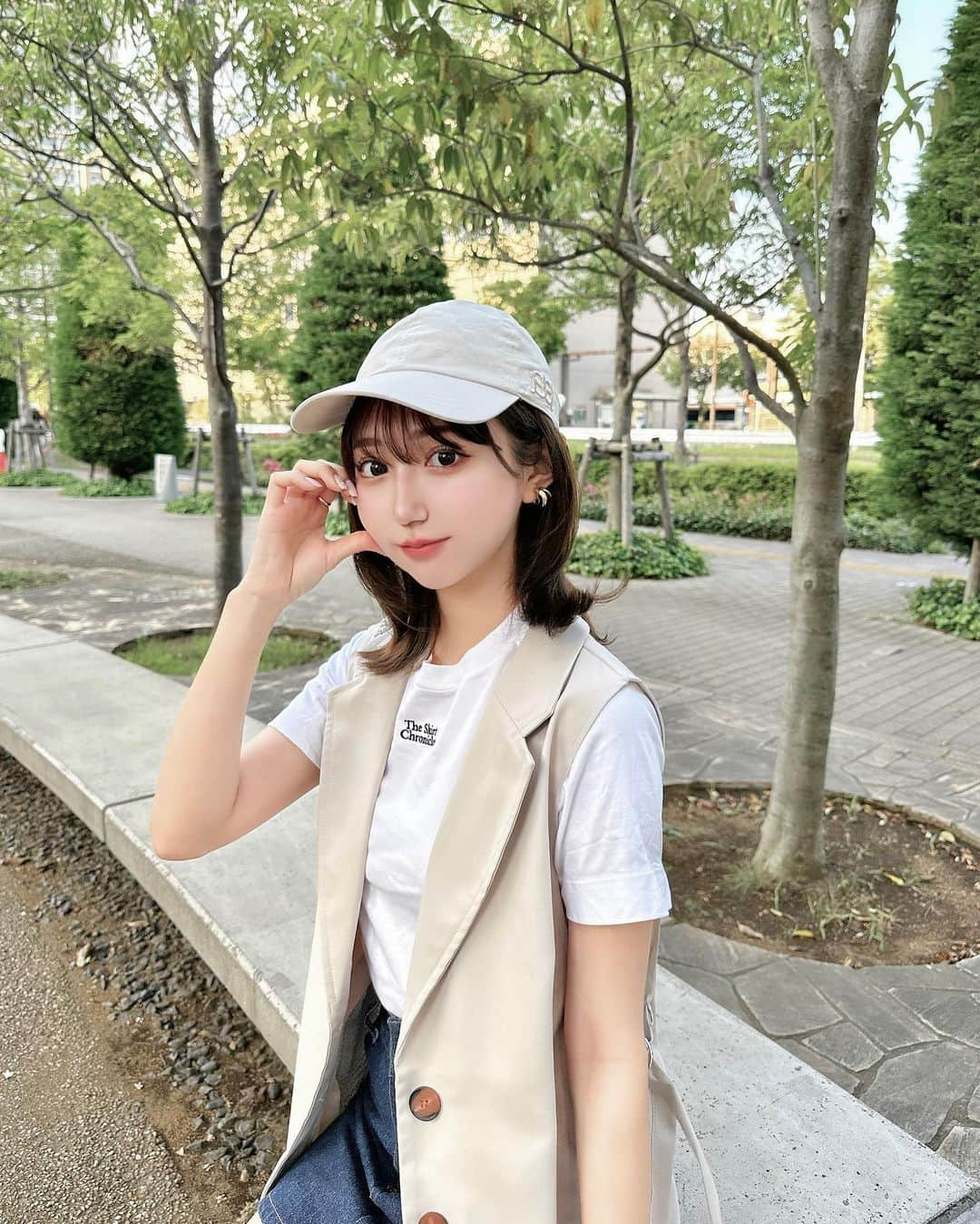 Ayanaさんのインスタグラム写真 - (AyanaInstagram)「👒🩶 ⁡ Tシャツにデニムミニスカのシンプルなコーデに ジレを合わせるのがマイブーム！ さっと羽織るだけでトレンド感あるよ〜🙈🙈 ジレはシワになりにくいからお手入れがラクです✊🏻‎ ⁡ tee: #ADAMETROPE gilet: @classicalelf_official ベージュ系その他 / Lsize skirt: #GRL ⁡ ⁡ #プチプラ #プチプラコーデ #夏コーデ #骨格ナチュラル #クラシカルエルフ #classicalelf #エルフコーデ #タイアップ #uniqlo #gu #zara #ユニクロ #ジーユー #ザラ #zozo #zozotown #zozo購入品 #zozotown購入品 #ジレ #ジレコーデ #オーバーシルエット」5月20日 15時39分 - naalunlun