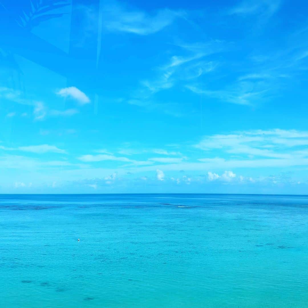 蜷川実花のインスタグラム：「Guamに撮影できました。 3.4年ぶりなんだけど，びっくりするくらい海が綺麗になってて素晴らしい❕ 気持ちがいいなぁ，美しい  そして本当あちこちあちこち飛び回ってますw #guam」