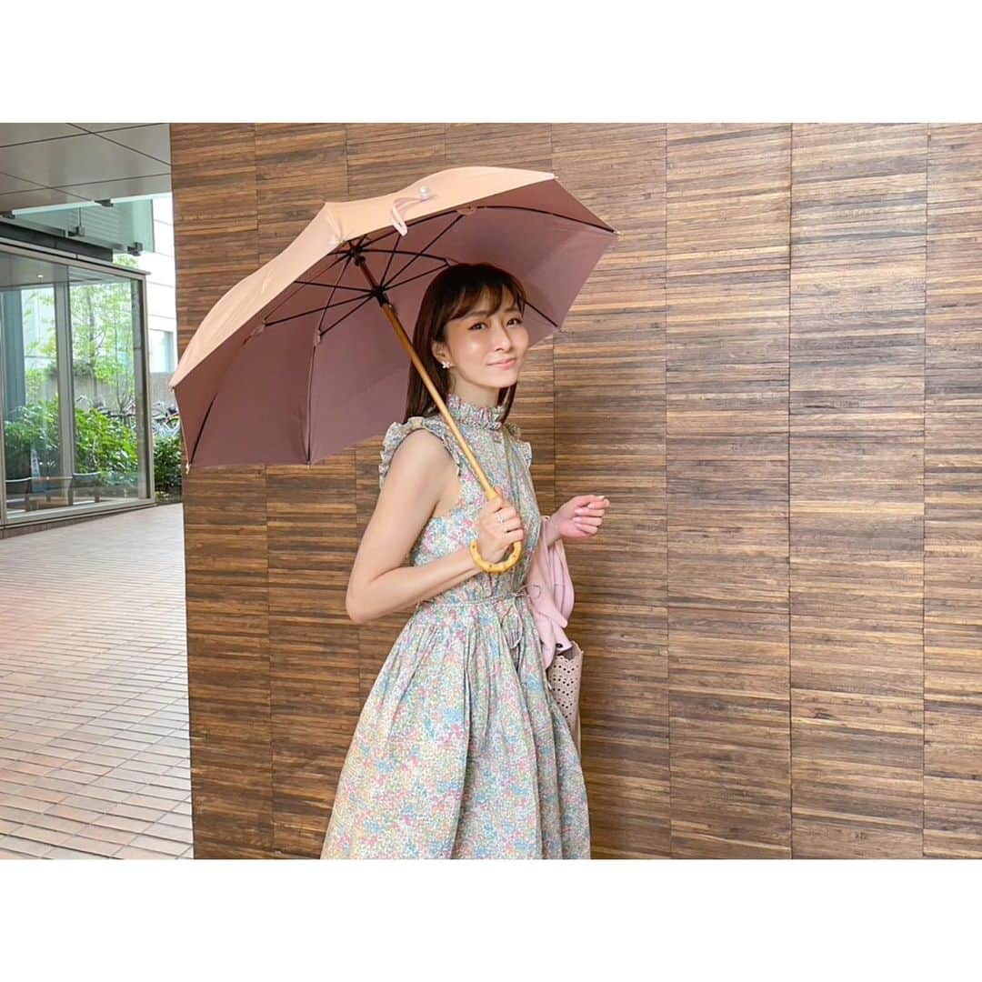 石井美保さんのインスタグラム写真 - (石井美保Instagram)「本日日傘のアウトレット販売の予約受け付けました。 旅行に便利な折り畳みはすでに完売(着物の写真と2枚目の写真は共に京都に持って行った折り畳みです)。 木の軸がお気に入りの長傘はまだ在庫がございます。私は日常は長傘を使っているので、さした感じと畳んで持った感じを載せています。サイズ感参考にしてくださいね。 販売はISHIIMIHO.COMにて。topページの上部のサインからはいれます。  →17時10分現在完売しました。」5月20日 15時51分 - miho_ishii