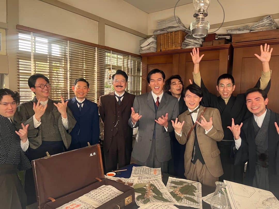 要潤のインスタグラム：「#NHK #朝ドラ #らんまん 撮影オフショットをお届け致します📸  劇中では様々な関係性の万太郎と東大チームなのですが、カメラの回っていない所ではこんなに仲良し🤪🎶  現場では常に笑いが絶えません🤣  まだまだ放送では序盤ではありますが、これから万太郎と東大チームのストーリーが色濃く描かれて行きます‼️  引き続き皆さんご覧下さいね👏  (スタッフ)」