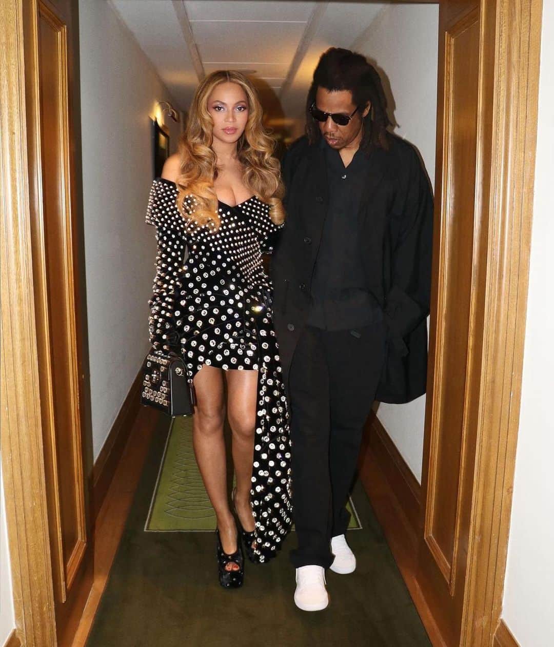 オリヴィエ・ルスタンのインスタグラム：「B for Bey B for Balmain 🖤  Beyoncé in London with Jay Z wearing look 33 from my last Paris winter show with the B/Dynasty Bag. Unique !!!!」