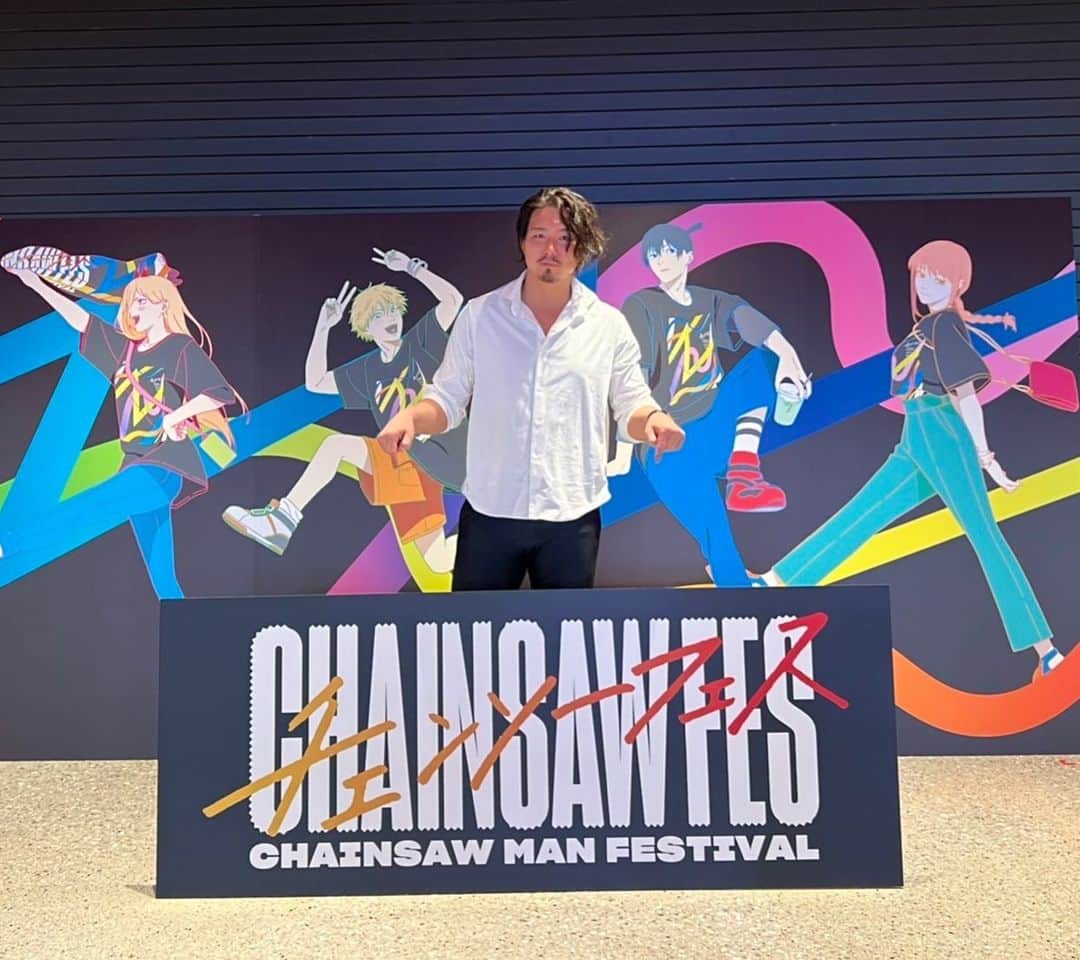 ジェイク・リーのインスタグラム：「キャラクターに命を吹き込むアフレコシーンを生で見て感動して驚いて、、、  声優さんってやっぱり凄いなと尊敬の念がより一層増したそんなチェンソーフェス  もう一度チェンソーマン一話から見返すか。  #チェンソーマン #チェンソーフェス #有明駅 #デビルハンター #というより #闇金ウシジマくん外伝 #闇金サイハラさん」