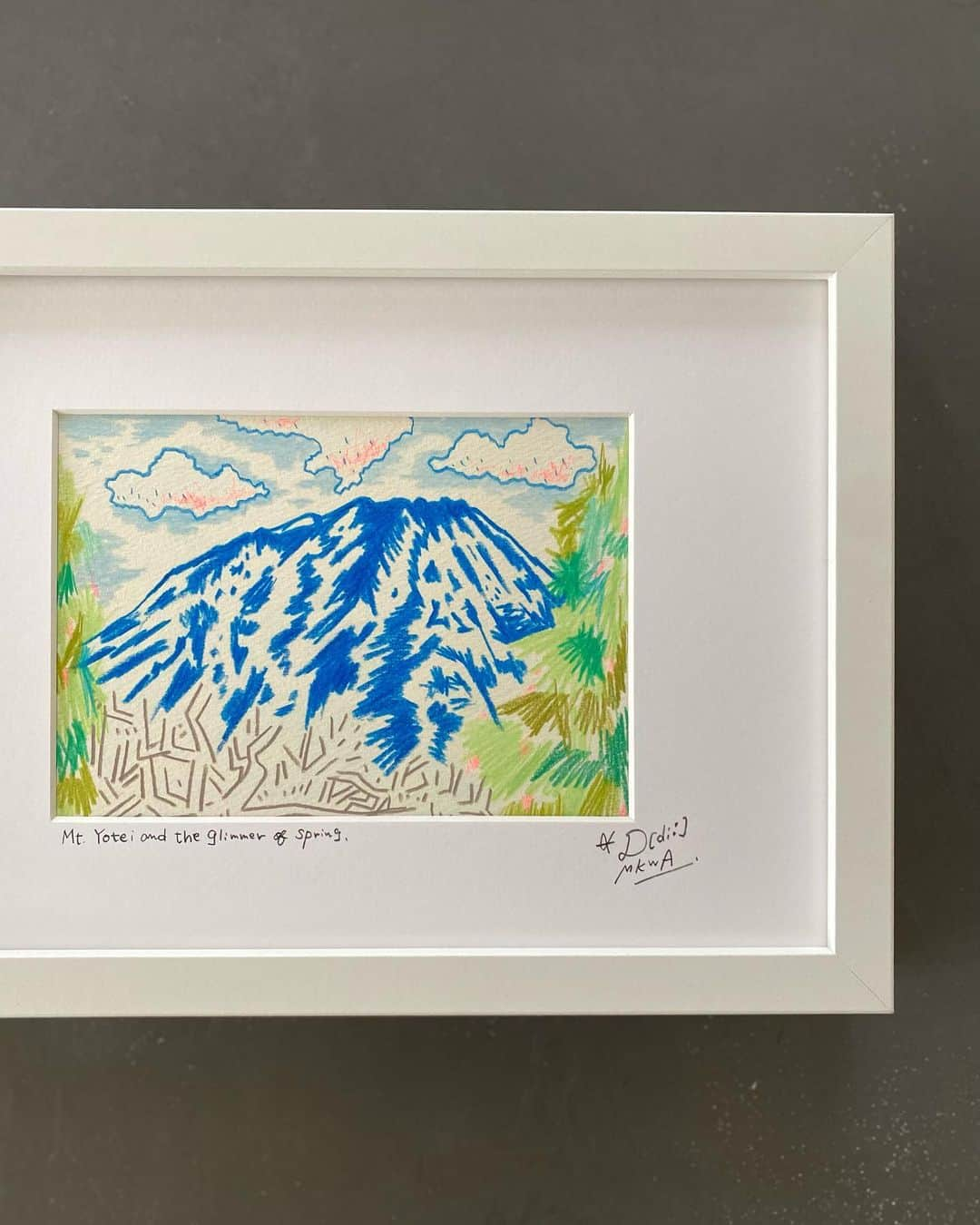 D[di:]さんのインスタグラム写真 - (D[di:]Instagram)「久しぶりのS-catch trip series   ”Mt Yotei and the glimmer of spring” 21.8 x 16.7 /Water color paper / Pencil / color pencil / Frame : wood  先日、じつに久しぶりにSceen catch １ヶ月弱遅れの、my誕生日🎂お祝いに、旦那さんに憧れのオーベルジュ：maccarinaに連れて行ってもらったのでした  今の時期の羊蹄山は、夏と違いモヤがかかっていなくて、空気が澄み渡り、とってもくっきりはっきり、すごく近く感じるのです  ああ、やっぱり。　 この山、すごく好き⛰️😭💕  午前中に出発し、ルスツあたりをぐるぐる回って真狩村にあるmaccarinaに到着、 私は庭でお絵かきをし🙃 旦那さんは、客室でディナータイムまで、お昼寝しばき😴  いつも、私が旅先でお絵かきしてるときは、車で昼寝してる旦那さんだけど この日はお部屋で昼寝ができるなんて✨と勇んでベッドに潜ってましたw  鳥のさえずりを聴きながら、お絵かきなんて至極の極み🌷🌷🌷  ６.普段はMA-1にダボパンwithキャップという、毎回毎回旦那さんに、ダウンタウン浜ちゃん as H jungle かい！って言われるくらい、ドレスなんて着てなかったんだけど、 箪笥の奥から引っ張り出してきたElley kishimoto のバタフライドレス（ヘンリーダーガーによるインスパイアモデル）とネックレス、そして長時間はもう履けないMARNIのサンダル  東京だとこの格好で、駅まで歩いて、電車に乗ってレストラン、、、というもう考えただけで足の裏痛いし疲れるしで億劫すぎるのが、 オーベルジュだと、客室とレストランまで数十メートル、着用時間３時間ですむ！という最高なエクスペリエンス✨ オシャレしたいけど全く頑張りたくない妙齢女子には最高でございます  しかも、こちらのオーベルジュのとなりには、露天風呂からのこのお山ががっつり眺望できる市民の温泉施設があるのよ♨️ というわけで、イッチバン早くのディナースタートタイムにしてもらったら、レストランは完全な貸切状態で最高なモーメント🌟  8.🎥アリ ちなみに今回の軍資金は、旦那さんが3年かけて貯めた招き猫の500円玉貯金をぶっこわして執り行われました😭 旦那さん、そんなずっと暖めてきた虎の子で連れて行ってくれてありがとう！ しかも私に貯金箱、壊させてくれてありがとう！  10.そのお姿を背に、後にする最後まで、名残惜しかった羊蹄山  #羊蹄山　#drawing #colorpencildrawing #sketch #真狩村 #maccarina #auberge #hokkaido #landscapesketch # #Scatch 　#北海道グルメ #elleykishimoto」5月20日 15時55分 - deeth