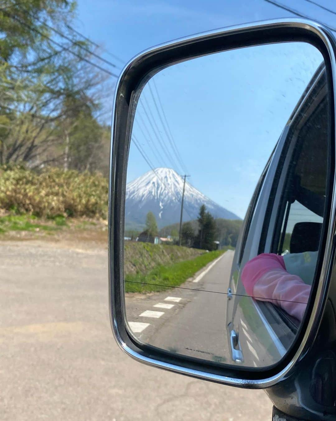 D[di:]さんのインスタグラム写真 - (D[di:]Instagram)「久しぶりのS-catch trip series   ”Mt Yotei and the glimmer of spring” 21.8 x 16.7 /Water color paper / Pencil / color pencil / Frame : wood  先日、じつに久しぶりにSceen catch １ヶ月弱遅れの、my誕生日🎂お祝いに、旦那さんに憧れのオーベルジュ：maccarinaに連れて行ってもらったのでした  今の時期の羊蹄山は、夏と違いモヤがかかっていなくて、空気が澄み渡り、とってもくっきりはっきり、すごく近く感じるのです  ああ、やっぱり。　 この山、すごく好き⛰️😭💕  午前中に出発し、ルスツあたりをぐるぐる回って真狩村にあるmaccarinaに到着、 私は庭でお絵かきをし🙃 旦那さんは、客室でディナータイムまで、お昼寝しばき😴  いつも、私が旅先でお絵かきしてるときは、車で昼寝してる旦那さんだけど この日はお部屋で昼寝ができるなんて✨と勇んでベッドに潜ってましたw  鳥のさえずりを聴きながら、お絵かきなんて至極の極み🌷🌷🌷  ６.普段はMA-1にダボパンwithキャップという、毎回毎回旦那さんに、ダウンタウン浜ちゃん as H jungle かい！って言われるくらい、ドレスなんて着てなかったんだけど、 箪笥の奥から引っ張り出してきたElley kishimoto のバタフライドレス（ヘンリーダーガーによるインスパイアモデル）とネックレス、そして長時間はもう履けないMARNIのサンダル  東京だとこの格好で、駅まで歩いて、電車に乗ってレストラン、、、というもう考えただけで足の裏痛いし疲れるしで億劫すぎるのが、 オーベルジュだと、客室とレストランまで数十メートル、着用時間３時間ですむ！という最高なエクスペリエンス✨ オシャレしたいけど全く頑張りたくない妙齢女子には最高でございます  しかも、こちらのオーベルジュのとなりには、露天風呂からのこのお山ががっつり眺望できる市民の温泉施設があるのよ♨️ というわけで、イッチバン早くのディナースタートタイムにしてもらったら、レストランは完全な貸切状態で最高なモーメント🌟  8.🎥アリ ちなみに今回の軍資金は、旦那さんが3年かけて貯めた招き猫の500円玉貯金をぶっこわして執り行われました😭 旦那さん、そんなずっと暖めてきた虎の子で連れて行ってくれてありがとう！ しかも私に貯金箱、壊させてくれてありがとう！  10.そのお姿を背に、後にする最後まで、名残惜しかった羊蹄山  #羊蹄山　#drawing #colorpencildrawing #sketch #真狩村 #maccarina #auberge #hokkaido #landscapesketch # #Scatch 　#北海道グルメ #elleykishimoto」5月20日 15時55分 - deeth