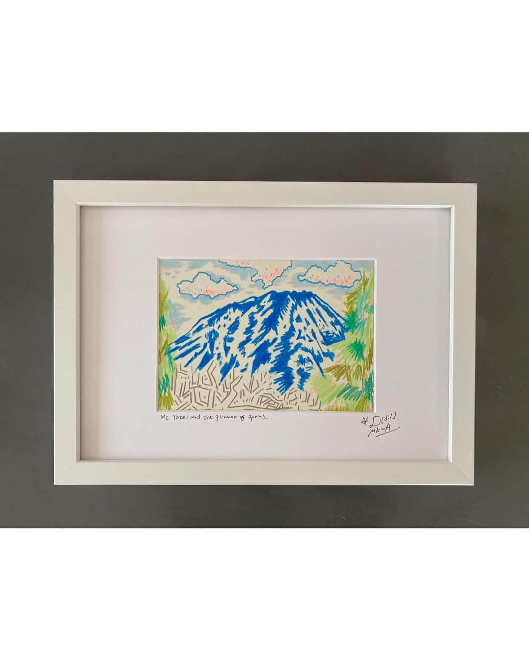 D[di:]さんのインスタグラム写真 - (D[di:]Instagram)「久しぶりのS-catch trip series   ”Mt Yotei and the glimmer of spring” 21.8 x 16.7 /Water color paper / Pencil / color pencil / Frame : wood  先日、じつに久しぶりにSceen catch １ヶ月弱遅れの、my誕生日🎂お祝いに、旦那さんに憧れのオーベルジュ：maccarinaに連れて行ってもらったのでした  今の時期の羊蹄山は、夏と違いモヤがかかっていなくて、空気が澄み渡り、とってもくっきりはっきり、すごく近く感じるのです  ああ、やっぱり。　 この山、すごく好き⛰️😭💕  午前中に出発し、ルスツあたりをぐるぐる回って真狩村にあるmaccarinaに到着、 私は庭でお絵かきをし🙃 旦那さんは、客室でディナータイムまで、お昼寝しばき😴  いつも、私が旅先でお絵かきしてるときは、車で昼寝してる旦那さんだけど この日はお部屋で昼寝ができるなんて✨と勇んでベッドに潜ってましたw  鳥のさえずりを聴きながら、お絵かきなんて至極の極み🌷🌷🌷  ６.普段はMA-1にダボパンwithキャップという、毎回毎回旦那さんに、ダウンタウン浜ちゃん as H jungle かい！って言われるくらい、ドレスなんて着てなかったんだけど、 箪笥の奥から引っ張り出してきたElley kishimoto のバタフライドレス（ヘンリーダーガーによるインスパイアモデル）とネックレス、そして長時間はもう履けないMARNIのサンダル  東京だとこの格好で、駅まで歩いて、電車に乗ってレストラン、、、というもう考えただけで足の裏痛いし疲れるしで億劫すぎるのが、 オーベルジュだと、客室とレストランまで数十メートル、着用時間３時間ですむ！という最高なエクスペリエンス✨ オシャレしたいけど全く頑張りたくない妙齢女子には最高でございます  しかも、こちらのオーベルジュのとなりには、露天風呂からのこのお山ががっつり眺望できる市民の温泉施設があるのよ♨️ というわけで、イッチバン早くのディナースタートタイムにしてもらったら、レストランは完全な貸切状態で最高なモーメント🌟  8.🎥アリ ちなみに今回の軍資金は、旦那さんが3年かけて貯めた招き猫の500円玉貯金をぶっこわして執り行われました😭 旦那さん、そんなずっと暖めてきた虎の子で連れて行ってくれてありがとう！ しかも私に貯金箱、壊させてくれてありがとう！  10.そのお姿を背に、後にする最後まで、名残惜しかった羊蹄山  #羊蹄山　#drawing #colorpencildrawing #sketch #真狩村 #maccarina #auberge #hokkaido #landscapesketch # #Scatch 　#北海道グルメ #elleykishimoto」5月20日 15時55分 - deeth