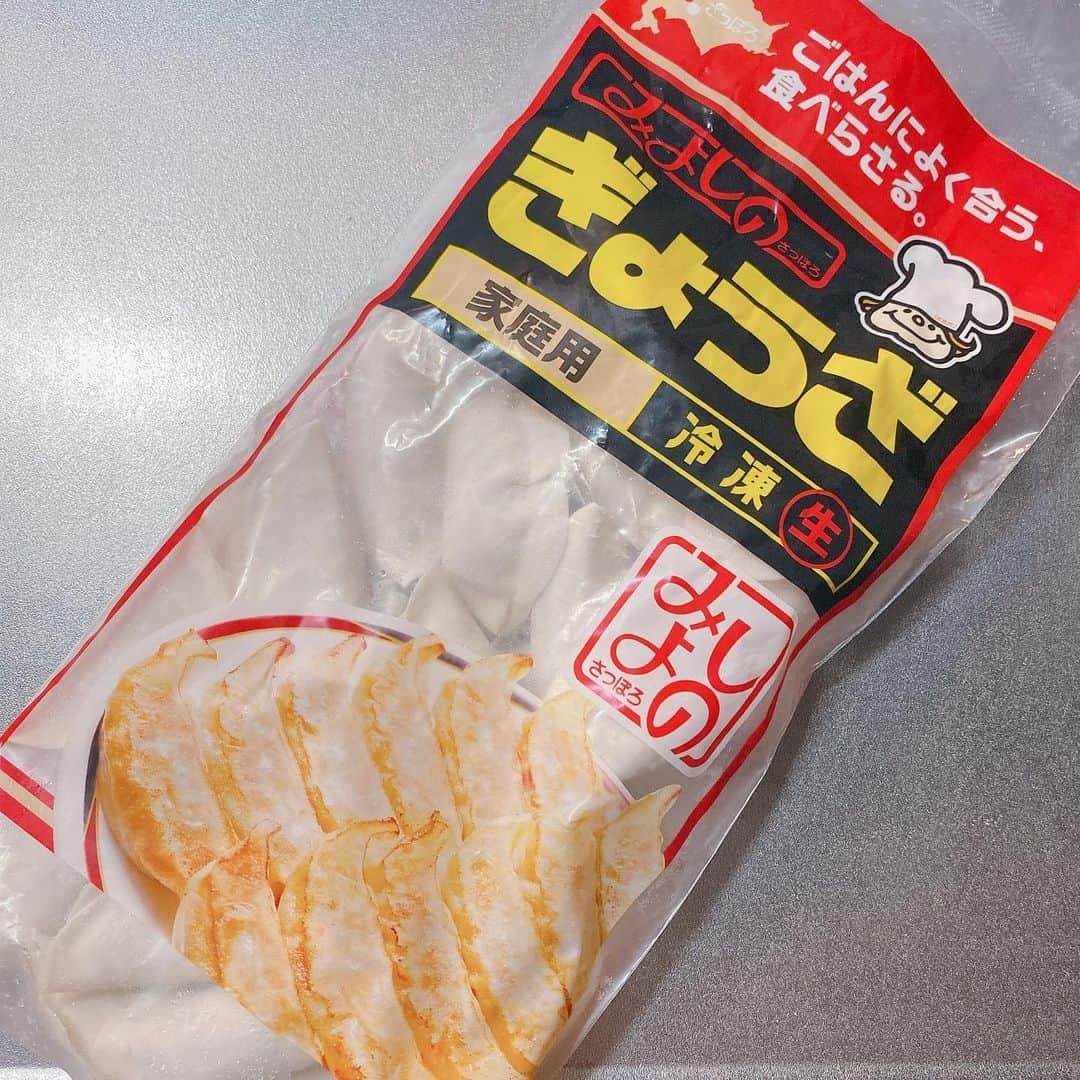 mizukiさんのインスタグラム写真 - (mizukiInstagram)「.  札幌で有名なぎょうざのみよしの🥟  お昼に食べたらおいしすぎてハマって その日の夜も餃子な日でした🍺  ご飯にも合うしビールにももちろん合う◎ カリッとしててもちっと感もあってすごく好き✌🏻  またたべたい〜🍚🥢  ちなみに🤫 酢と塩胡椒と辣油で食べるのが一番好き。  PR @miyo_spr #ぎょうざのみよしの #お取り寄せ冷凍食品 #お取り寄せ餃子 #通販餃子 #お取り寄せおつまみ #冷凍餃子 #餃子お取り寄せ #お取り寄せグルメ #美味 #北海道 #札幌 #ソウルフード #冷凍食品 #お取り寄せ」5月20日 15時55分 - mizukich13