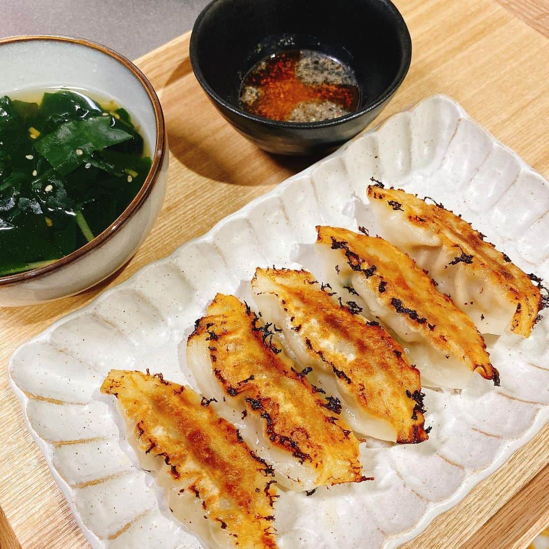 mizukiのインスタグラム：「.  札幌で有名なぎょうざのみよしの🥟  お昼に食べたらおいしすぎてハマって その日の夜も餃子な日でした🍺  ご飯にも合うしビールにももちろん合う◎ カリッとしててもちっと感もあってすごく好き✌🏻  またたべたい〜🍚🥢  ちなみに🤫 酢と塩胡椒と辣油で食べるのが一番好き。  PR @miyo_spr #ぎょうざのみよしの #お取り寄せ冷凍食品 #お取り寄せ餃子 #通販餃子 #お取り寄せおつまみ #冷凍餃子 #餃子お取り寄せ #お取り寄せグルメ #美味 #北海道 #札幌 #ソウルフード #冷凍食品 #お取り寄せ」