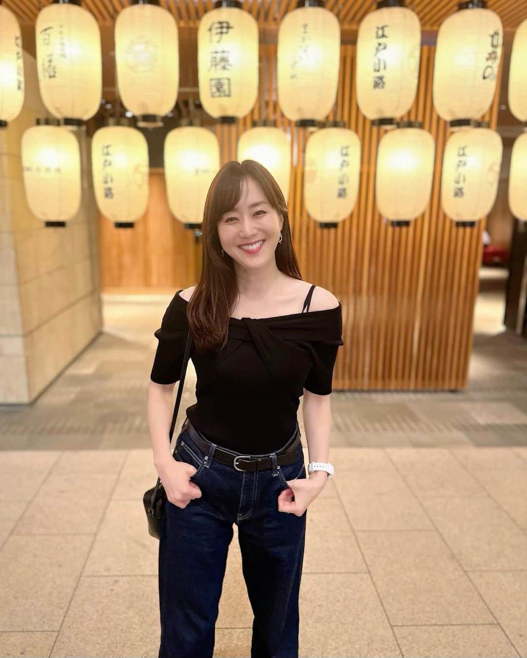 村上麻衣のインスタグラム：「行ってきまーす✈️  8ヶ月ぶりの国際線は、満席でした！ 今回も機内のボトムスは、ゆったり暖かい　@uniqlo_jp  のワイドデニムパンツで🤍 ほんとこれお気に入りです。  出国の手続きが、パスポートを無人のスキャナーにおいて顔認証するだけになっていて、 とっても簡単で早くて、ビックリでした👀  ストーリーズご覧くださってる方は先読みされていますが（笑）、 着いた瞬間は土砂降りでどうなることかと思いましたが、ホテルに着いた瞬間にからりと晴天☀️ いつもの晴れ女パワー全開です😆🏝️  元気に楽しんできます。  #旅行 #海外旅行#羽田空港 #飛行機#行ってきます #hanedaairport #japan」