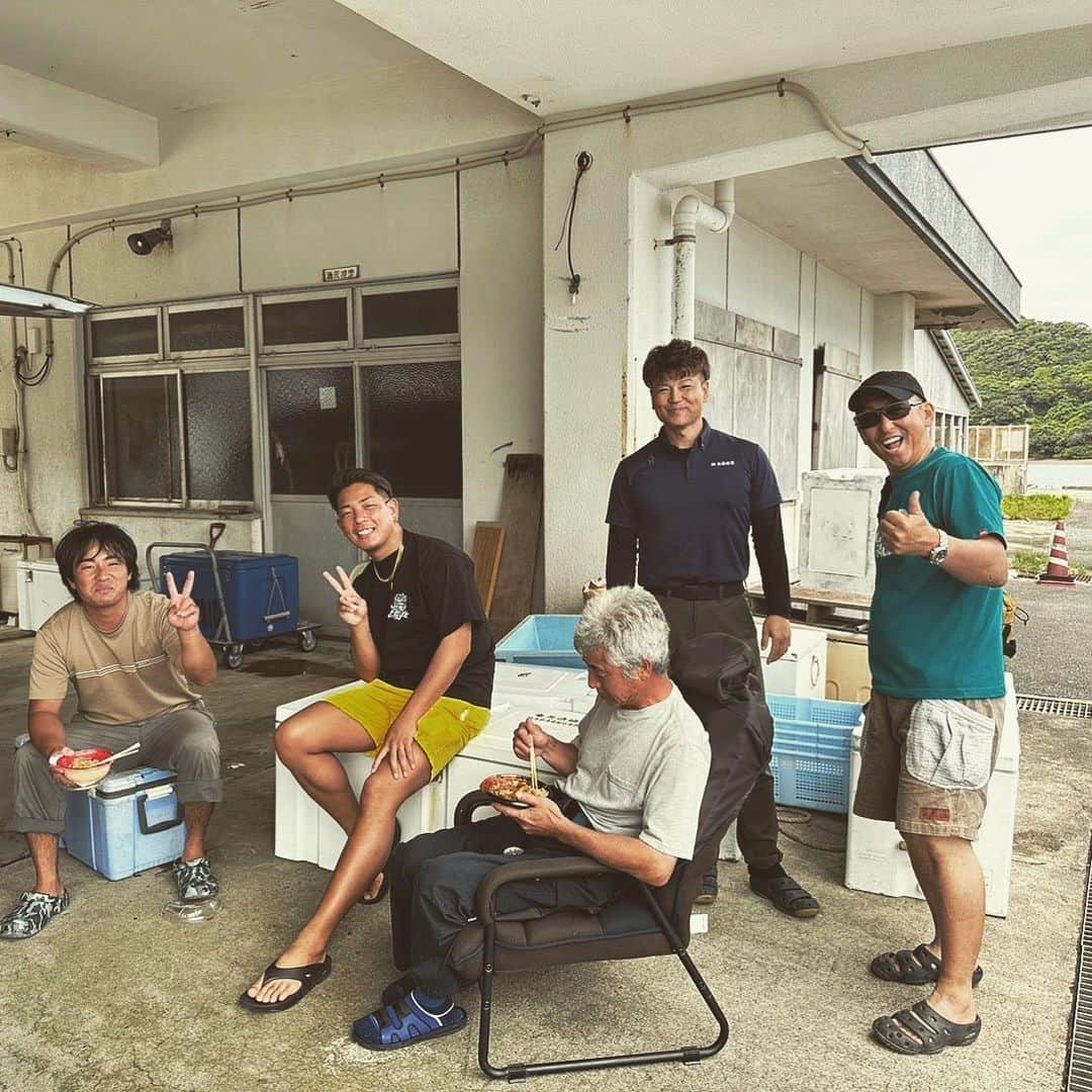 弘輝のインスタグラム：「奄美の地元の漁師さんと🐟 何回あっても優しい皆さん✨  #奄美大島  #奄美大島旅行  #奄美 #奄美釣り」