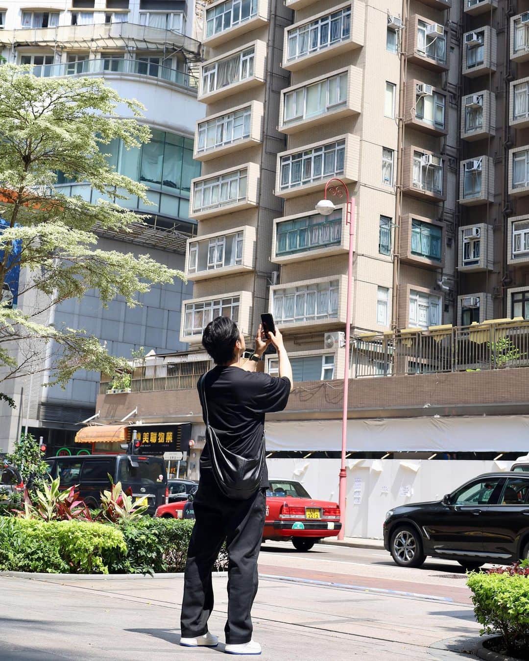 大川竜弥のインスタグラム：「香港のタワマンを撮影する男性🏙️  #フリー素材モデル #モデル #モデル募集 #モデル撮影 #広告モデル #撮影モデル #ポートレート #ファッションモデル #カメラ好きな人と繋がりたい #クリエイター #デザイナー #フォトグラファー #マーケティング #ファッション #フリーランス」