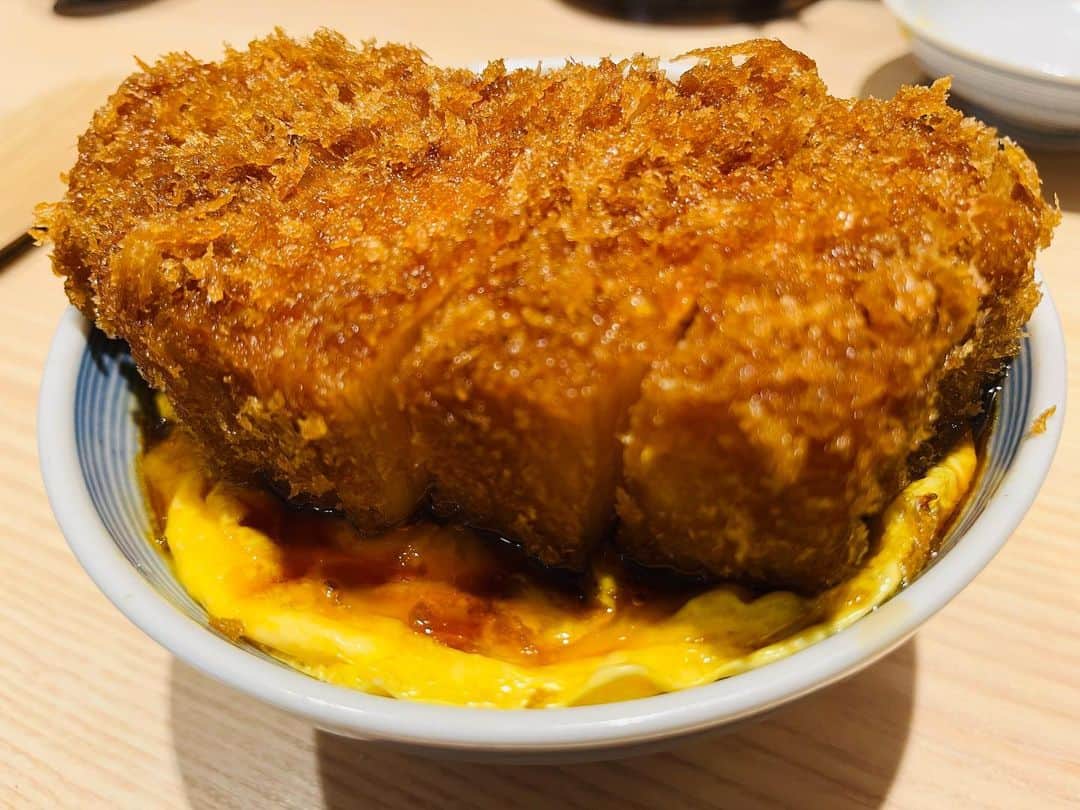 Shinnosukeのインスタグラム：「ブアツッ！！！！！！！  #とじないカツ丼 #delicious」