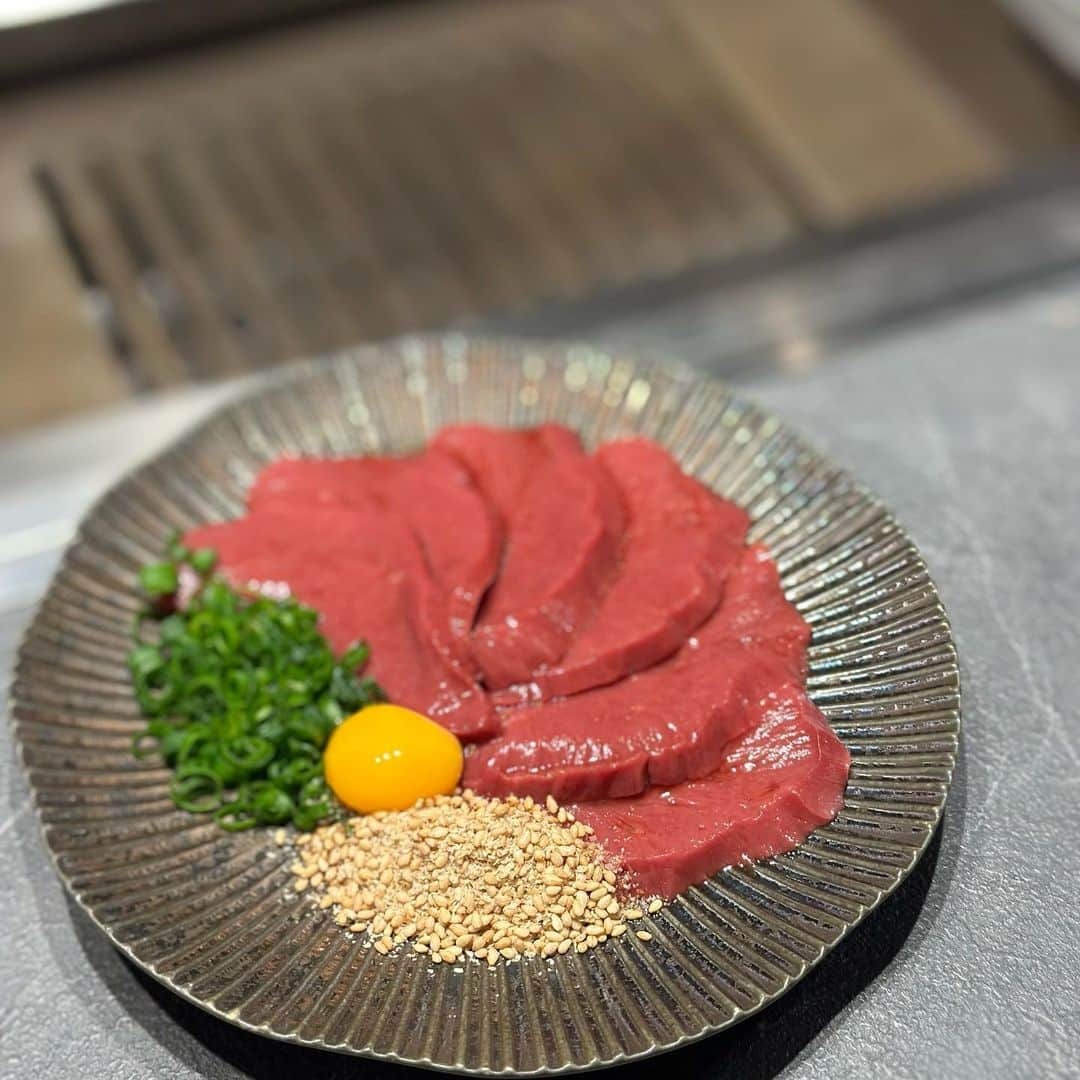 Mika Jimboさんのインスタグラム写真 - (Mika JimboInstagram)「【 #ヒロキヤ六本木 おめ✌️】  🥩 #ヒロキヤ六本木 📍 Tokyo/Roppongi  @dj_hiroki_ マイメンの2店舗目！ 六本木にも #ヒロキヤ ができたよー😗  特に美味しかったもの📝 ⭕️Rユッケ ⭕️アボガドキムチ ⭕️金タン ⭕️ユッケ ⭕️赤身3種のやつ  わたしは恵比寿店より六本木店のほうが美味しいと思った‼️お店の雰囲気も好きー☺️✨焼肉おじ、がんばれよっ！  基本盛れてる写真しかないからどれ載せようか本当に迷っちゃう😊  キンマサぱいせん、ごちです！！ @kingmasa2014   #焼肉ババア#焼肉好きな人と繋がりたい  #六本木#六本木グルメ #六本木ディナー #六本木ごはん#六本木デート #六本木ヒロキヤ#roppongi #tokyo#tokyofood#japanfood #japantravel #japanesefood#japantrip #japanlover」5月20日 16時25分 - mikajimbox