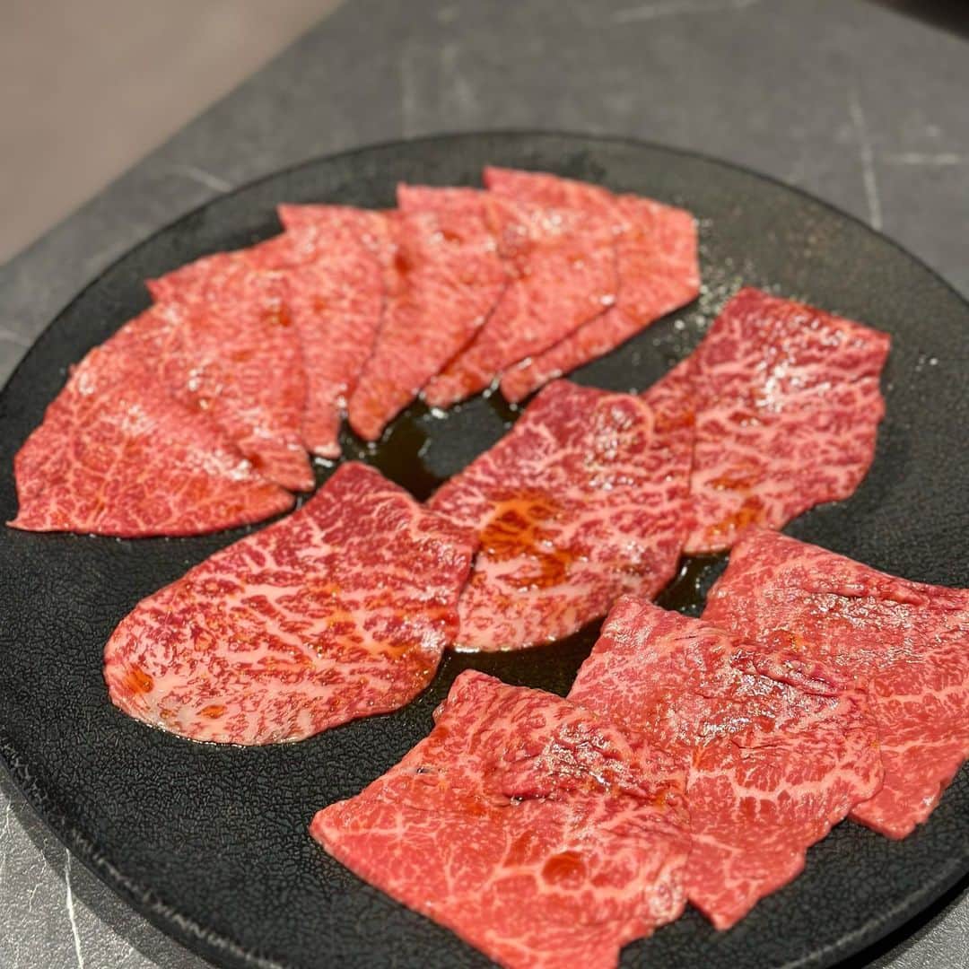 Mika Jimboさんのインスタグラム写真 - (Mika JimboInstagram)「【 #ヒロキヤ六本木 おめ✌️】  🥩 #ヒロキヤ六本木 📍 Tokyo/Roppongi  @dj_hiroki_ マイメンの2店舗目！ 六本木にも #ヒロキヤ ができたよー😗  特に美味しかったもの📝 ⭕️Rユッケ ⭕️アボガドキムチ ⭕️金タン ⭕️ユッケ ⭕️赤身3種のやつ  わたしは恵比寿店より六本木店のほうが美味しいと思った‼️お店の雰囲気も好きー☺️✨焼肉おじ、がんばれよっ！  基本盛れてる写真しかないからどれ載せようか本当に迷っちゃう😊  キンマサぱいせん、ごちです！！ @kingmasa2014   #焼肉ババア#焼肉好きな人と繋がりたい  #六本木#六本木グルメ #六本木ディナー #六本木ごはん#六本木デート #六本木ヒロキヤ#roppongi #tokyo#tokyofood#japanfood #japantravel #japanesefood#japantrip #japanlover」5月20日 16時25分 - mikajimbox
