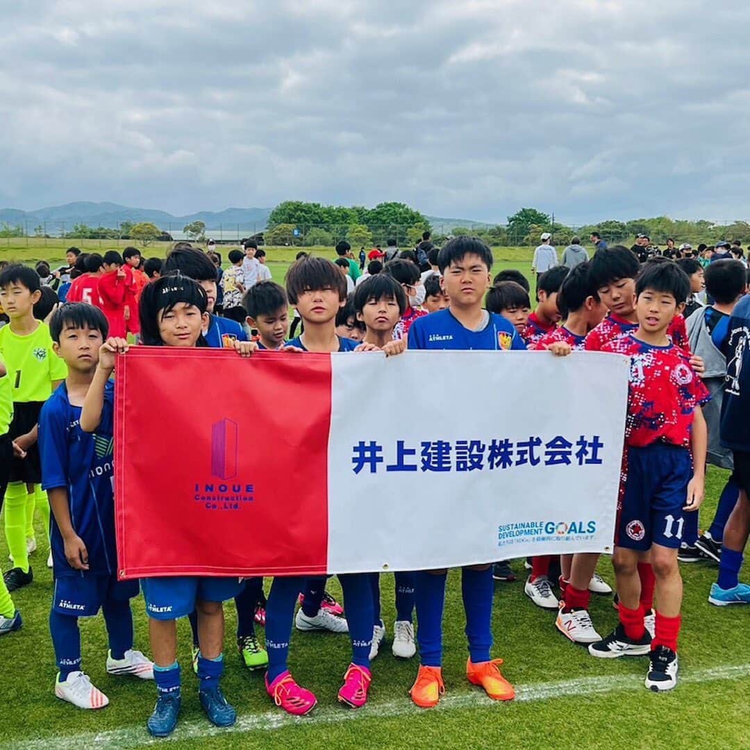 井上建設株式会社（下関）のインスタグラム：「「crocco×井上建設杯」 賑やかっ、キッチンカー！  本当にたくさんのキッチンカーが並んでいて、選ぶのに「一苦労💦」されたのでは…？  出店者の皆様、有難うございました。  @fc_suerte2022   @kyawayuimai  @shinshimonoseki_aushop @anneshirleykiyosueten  @anneshirleyichinomiyaten  @aladomo_and_burger   @beachman_ayaragi  @king_cafe777  @myle.my_le @driveat.official  @manmaru_mukoujima  @otama_to_pero  @shikashi_wagashi  @20twenty__official  @cafebarruheplatz  @connect_saucemeister  @fukuchan_toyota  @reste_palette @picnicland1234  @drink_wagon  @tsunoshima_ozburger  @aloha_na_kitchen  @kajikajipagaji  @stiko19.24  @nawataminato  @dorei_mukuno   @kohaku225  @tsu.na.ga.ri  @coeur.a.coeur_smnsk  @femmeealavie  @vivari_houmon.shinkyu   #下関イベント #井上建設下関 #FCSUERTE #crocco仲間大集合 #monobank #焼肉やすもり #ANNESHIRLEY  #有限会社翔建設 #スマイルオイル #tsutinokodesign  #佐藤建設 #植田司法書士事務所 #ほけんのアシスト　 #ナミノリ #株式会社プランテラス #HairlabaLuster  #株式会社伸興 #松本精肉店 #星栄工業  #田中工業株式会社 #aladomo #レンタル山﨑  #auショップコスパ新下関　#ほっぷ下関  #セブンイレブン下関長府前八幡町店」