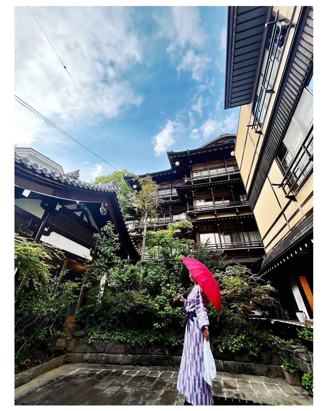 高田汐美のインスタグラム：「この間まみりんと行った長野県　渋温泉❤️ ノスタルジックな情緒あふれる石畳温泉街♨️て書いてあったけど　#ノスタルジックてなんだ？  温泉街宿泊者は鍵が貰えて街にある小さな7種類の温泉入り放題だったよ🩵  最高に癒された〜次はどこ行こっ🥰  #長野　#信州　#温泉　#渋温泉　#ノスタルジック　#hotsprings  #japan #japantrip #instagood  #instalove #instatrip  #l4l #旅行」