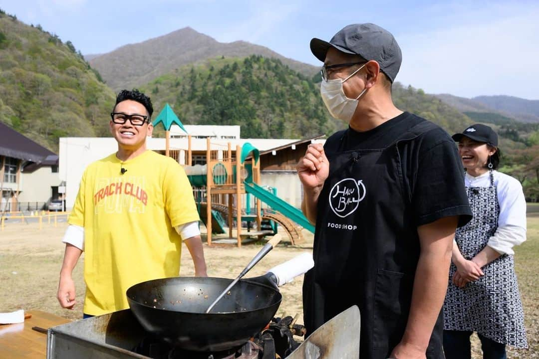 日本テレビ「満天☆青空レストラン」さんのインスタグラム写真 - (日本テレビ「満天☆青空レストラン」Instagram)「🍺 今夜6時30分からの#青空レストランは King & Princeの神宮寺勇太さんと 岐阜県白川村の「石豆富」を堪能します🍽️  大豆の旨みがギュッと詰まった食べ応え抜群の石豆富を そのまま焼いた石焼き麻婆豆腐や  米を石豆富に置き換えたヘルシーチャーハン等  アイデア料理を続々ご紹介します🥪  澄み切った青空の下でいただくお料理は最高です💙  お楽しみに🍻  #満天青空レストラン #青空レストラン #青空 #青レス #満天 #宮川大輔 #大ちゃん #うまい　#レシピ #日テレ #日本テレビ #岐阜県　#白川村　#白川郷 #ロケ　#豆富　#豆腐　#石豆富 #神宮寺勇太　#KingandPrince #サッポロ　#サッポロで乾杯」5月20日 16時23分 - aozora_official