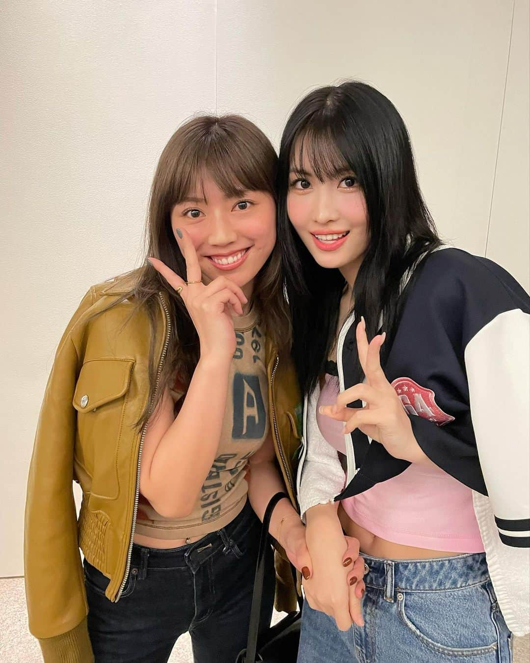 サキさんのインスタグラム写真 - (サキInstagram)「先週TWICE行ってきたよー！ みんな綺麗すぎて何回見てもいい意味で引く！ww  ももりんがさトロッコ乗ってまわってきた時に一瞬で目あって爆笑してんけどゆうたらすぐ分かったわってゆーてて私だけの勘違いじゃなくてよかったです(ファンあるある)  えー写真につきましてはなんか全部盛れてないけどももりん可愛いからももりんファンの為に全世界に発信しとこー！🤣  ももりんありがとう〜🍑  #TWICE #momo #ももりん #twice_5th_world_tour」5月20日 16時23分 - 88_gira_88