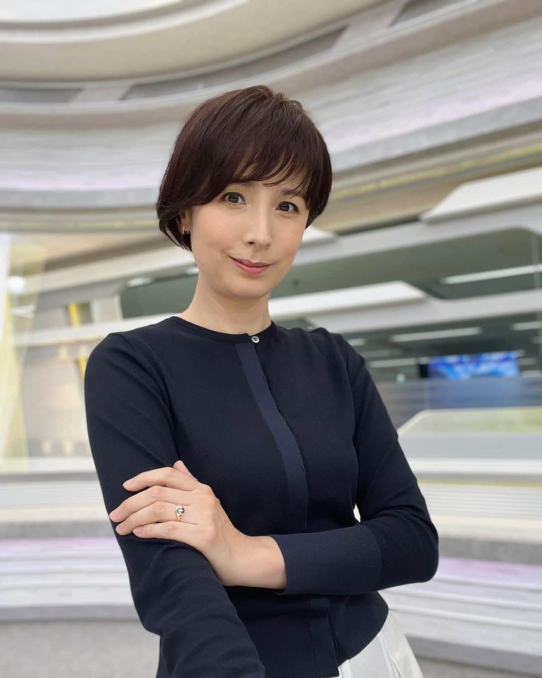 野村真季のインスタグラム：「ANNニュース 着用衣装  1〜3枚目 5/16 午後ニュース  4〜6枚目 5/17 午後ニュース  #テレビ朝日 #アナウンサー #アナウンサー衣装 #ootd #40代コーデ #40代ファッション #50代ファッション #大人コーデ #大人ファッション  #野村真季」