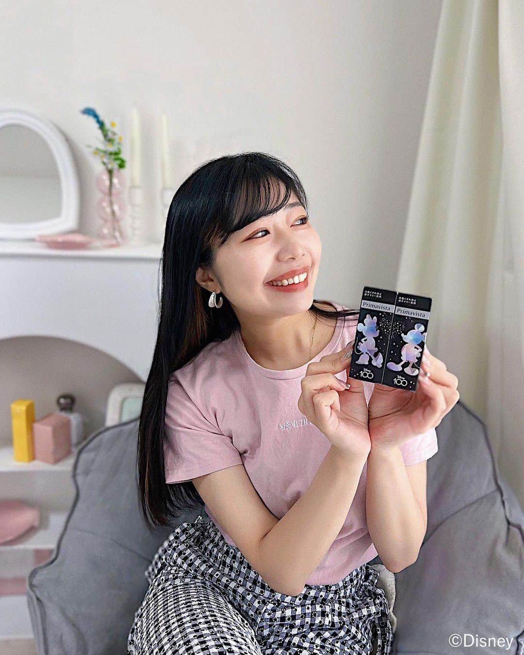 中島奈津希さんのインスタグラム写真 - (中島奈津希Instagram)「😎🌞💕 ⁡ ⁡ ⁡ 暑い日が増えてきて夏服が着れる喜びと一緒に お肌のテカリも気になる最近、、🫣🌞 ⁡ ⁡ ⁡ ⁡ 5月20日に プリマヴィスタ(@primavista_official_jp ) プリマヴィスタスキンプロテクトベース ＜皮脂くずれ防止> 超オイリー肌用から 限定デザインが数量限定で発売されるの😍😍 ⁡ ⁡ ⁡ ⁡ 「プリマヴィスタスキンプロテクトベース ＜皮脂くずれ防止> 超オイリー肌用 限定デザイン（ミッキー/ミニー）」 ⁡ ⁡ ⁡ ⁡ ディズニー100周年限定アイテムで ミッキーとミニーのシルエットが大人かわいい♡ ミッキーとミニーの箱を合わせると ハート型になるんだよ😍🫶 ⁡ ⁡ ⁡ ⁡ ⁡ ⁡ ⁡ スキンプロテクトベースは 本気でテカリたくない人におすすめなアイテム😎 ⁡ 汗や皮脂に強いキープドライ処方を採用していて、 ギラギラしたテカリ・不快なベタつきを夕方まで守ってくれるんだって！！ ⁡ ⁡ ⁡ 私は普段あまり汗をかかないタイプだけど ここ数年、マスク生活で汗もかくし嫌なテカリも気になってたからこれからさらに活躍しそう😎 ⁡ お顔全体に塗ってもいいし Tゾーンとか気になるところに部分的に使うのもありだよ🙆‍♀️✨ ⁡ ⁡ ⁡ ⁡ 100thディズニーデザインは マツモトキヨシとココカラファイン限定だから ぜひ行ったら探してみてね🔍💙💙 ☁️☁️☁️☁️☁️☁️☁️☁️☁️☁️☁️☁️☁️☁️☁️ #プリマヴィスタ#マツモトキヨシ#ココカラファイン#スキンプロテクトベース#ディズニー限定#化粧下地#テカリブロック下地 #オイリー肌#pr」5月20日 16時27分 - nakajima_natsuki