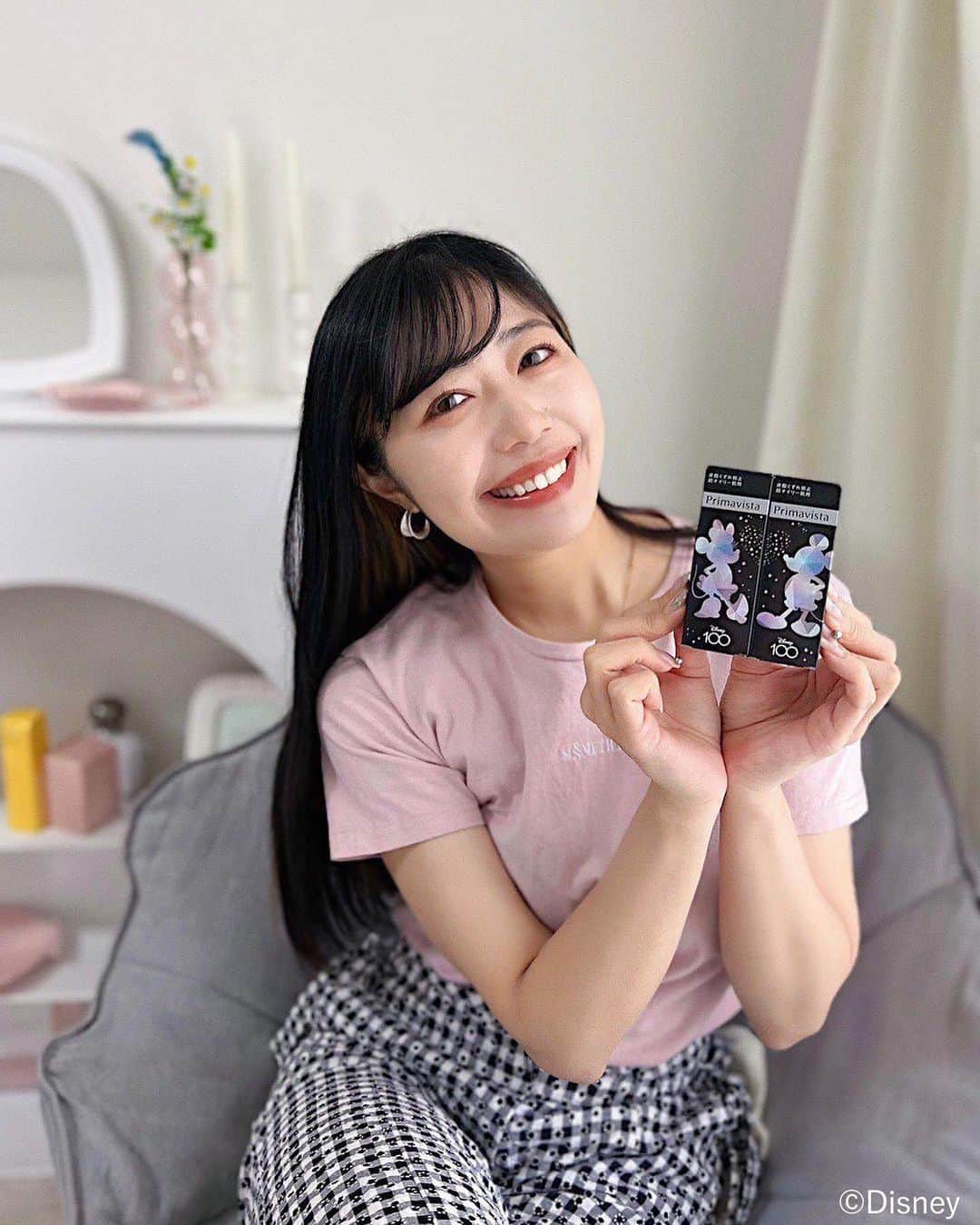 中島奈津希さんのインスタグラム写真 - (中島奈津希Instagram)「😎🌞💕 ⁡ ⁡ ⁡ 暑い日が増えてきて夏服が着れる喜びと一緒に お肌のテカリも気になる最近、、🫣🌞 ⁡ ⁡ ⁡ ⁡ 5月20日に プリマヴィスタ(@primavista_official_jp ) プリマヴィスタスキンプロテクトベース ＜皮脂くずれ防止> 超オイリー肌用から 限定デザインが数量限定で発売されるの😍😍 ⁡ ⁡ ⁡ ⁡ 「プリマヴィスタスキンプロテクトベース ＜皮脂くずれ防止> 超オイリー肌用 限定デザイン（ミッキー/ミニー）」 ⁡ ⁡ ⁡ ⁡ ディズニー100周年限定アイテムで ミッキーとミニーのシルエットが大人かわいい♡ ミッキーとミニーの箱を合わせると ハート型になるんだよ😍🫶 ⁡ ⁡ ⁡ ⁡ ⁡ ⁡ ⁡ スキンプロテクトベースは 本気でテカリたくない人におすすめなアイテム😎 ⁡ 汗や皮脂に強いキープドライ処方を採用していて、 ギラギラしたテカリ・不快なベタつきを夕方まで守ってくれるんだって！！ ⁡ ⁡ ⁡ 私は普段あまり汗をかかないタイプだけど ここ数年、マスク生活で汗もかくし嫌なテカリも気になってたからこれからさらに活躍しそう😎 ⁡ お顔全体に塗ってもいいし Tゾーンとか気になるところに部分的に使うのもありだよ🙆‍♀️✨ ⁡ ⁡ ⁡ ⁡ 100thディズニーデザインは マツモトキヨシとココカラファイン限定だから ぜひ行ったら探してみてね🔍💙💙 ☁️☁️☁️☁️☁️☁️☁️☁️☁️☁️☁️☁️☁️☁️☁️ #プリマヴィスタ#マツモトキヨシ#ココカラファイン#スキンプロテクトベース#ディズニー限定#化粧下地#テカリブロック下地 #オイリー肌#pr」5月20日 16時27分 - nakajima_natsuki