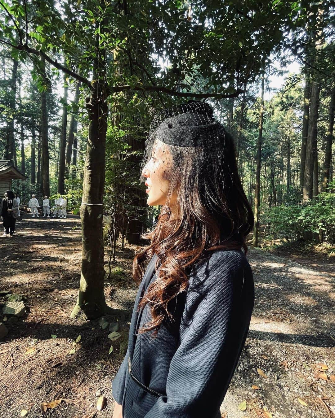 文音さんのインスタグラム写真 - (文音Instagram)「🌪🎥 松明を焚いて神社での祀りのシーンの撮影中、本番回った瞬間ぶわっと強い風が本堂からこちらに吹いた。強い炎と煙が舞った。 なんとも神秘的な瞬間に遭遇した。 後から調べたらこの神社 黒澤明監督が七人の侍を撮った場所だった。映画の神様がいたかな。  色んな意味で物凄い狂ってる企画の作品に参加しました。  めっちゃくちゃ疲れた‼︎ 本当すっごい企画だったなぁ笑  大好きなスタッフがいた現場だった。  解禁お楽しみに。 衣装がなんとも🤭」5月20日 16時28分 - ayanestagram_official