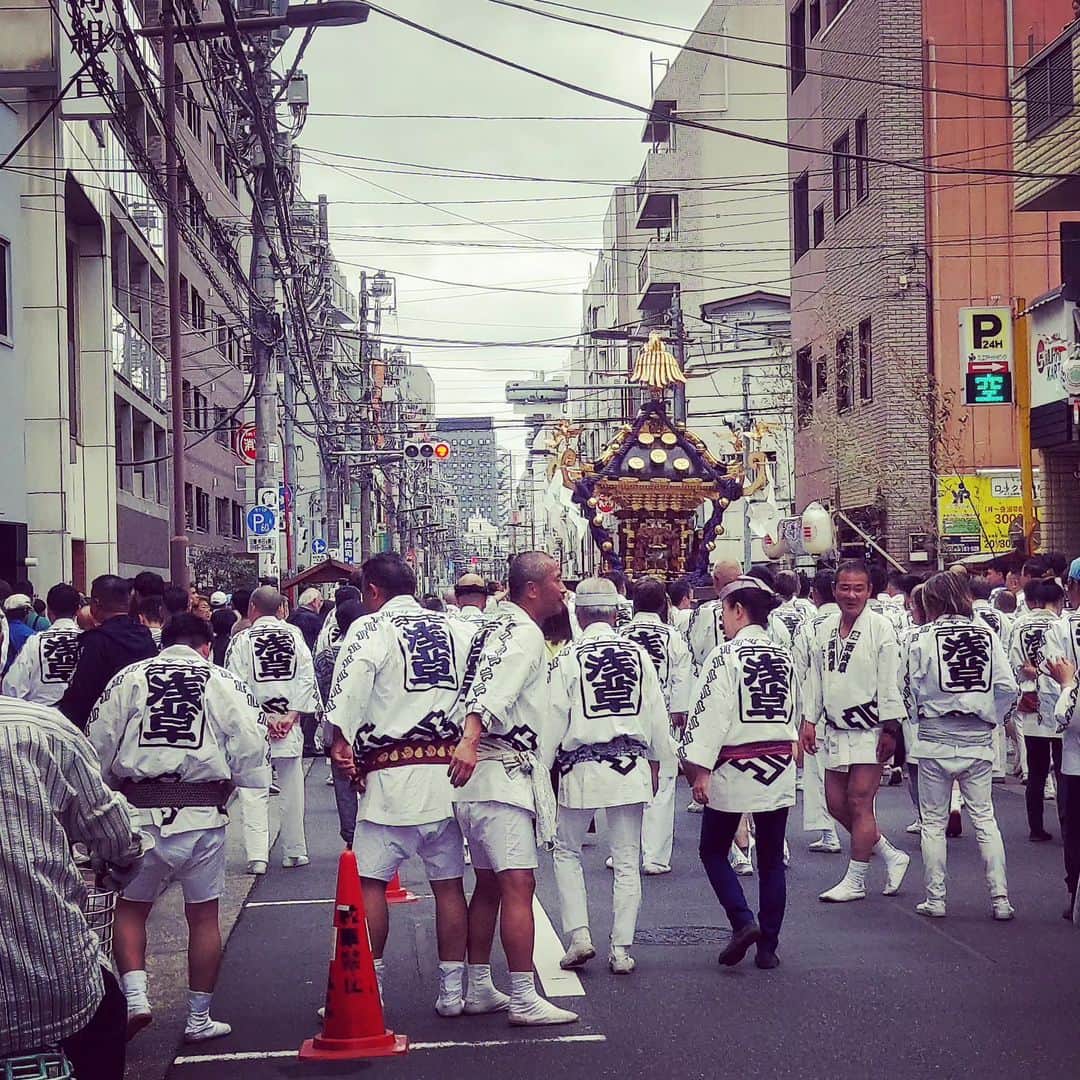 下関マグロさんのインスタグラム写真 - (下関マグロInstagram)「三社祭り。いつも歩いてる道が一転、お祭り一色。」5月20日 16時28分 - maguro_shimonoseki