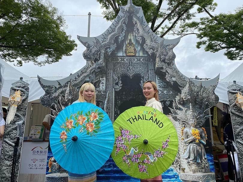 タイ国政府観光庁さんのインスタグラム写真 - (タイ国政府観光庁Instagram)「. ༉‧₊˚ 🇹🇭わざわざ行きタイ旅！ ⠀ ⋯⋯⋯⋯⋯⋯⋯⋯⋯⋯⋯⋯✈  今回はタイフェス東京の現地の様子をお届け✨  「タイフェスティバル東京 2023」が、東京・代々木公園で始まりました!!👏  「見タイ！聴きタイ！食べタイ！」がテーマの今年のタイフェス＠東京🇹🇭  ４年ぶりとなる待望のオフライン開催とあって、現地はすでに大賑わいです🥰  やはり人が集まっているのは、タイグルメブース🍽　本場さながらの味にビジュアル、おいしそうな匂いまで漂っているのも相まって、まるでタイ現地を旅している気分です✈️💕  フルーツやタイ雑貨など、タイ製品が並んだブースも気になります👀💡  またタイのスターたちが多数登場する、特別ステージがお目当ての方もいっぱい！　トークに歌に、タイフェス東京でしか観られないパフォーマンスをたっぷりお楽しみください🎙❤️🤍💙  タイをより深く知り、より好きになり、現地に行きタイ！気持ちになるはず……!!  本日と明日の２日間、入場料は無料にて、まだまだ皆様のお越しをお待ちしています🫶  ☆「行ってみたい！」：いいね❤をタップ ★「参考になった！」：保存ボタン🔖をタップ  #タイ #タイフェス東京 #タイフェス東京2023 #タイフェスティバル東京 #東京イベント #タイフェス #タイフェスティバル #タイ文化 #タイ料理 #タイ音楽 #tpop #タイドラマ #今こそタイへ #こんなタイ知らなかった #もっと知りタイ #はじめてのタイ #タイ旅行 #旅好きな人と繋がりたい #thailand #thaifes #thaifestokyo #thaifestival #thaiculture #thaifood #amazingthailand #thailandtravel #thailandtrip #thaistagram #lovethailand #amazingnewchapters」5月20日 18時00分 - amazingthailandjp