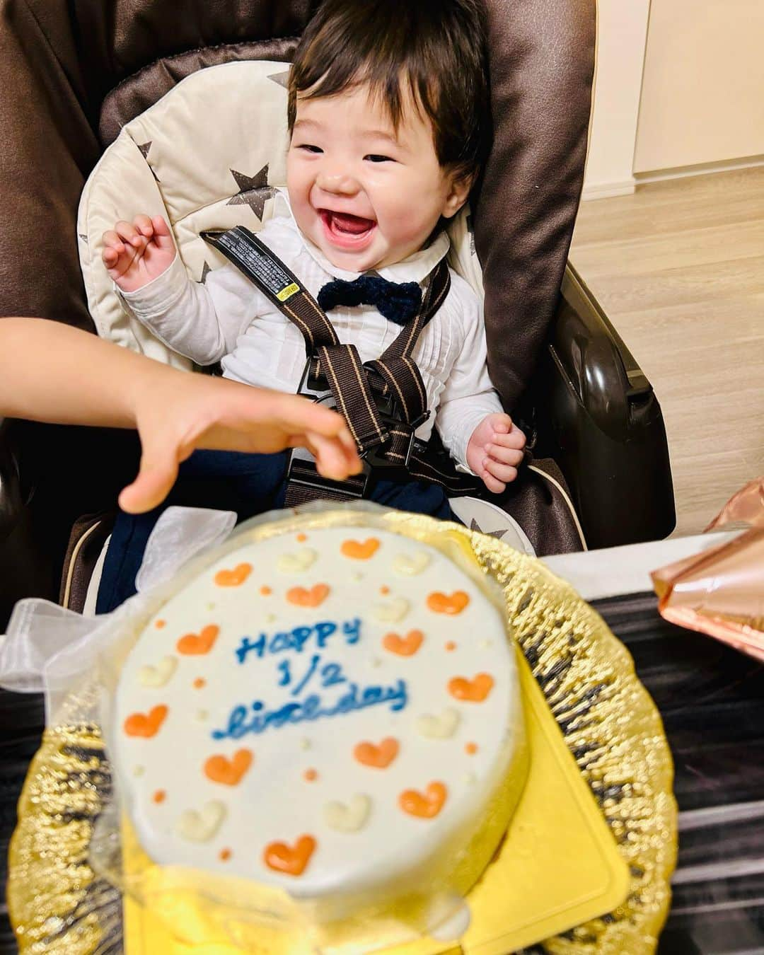 世手子さんのインスタグラム写真 - (世手子Instagram)「happy half birthday🎂✨✨ Thank you for your wonderful smile（＾ω＾） thank you for growing up healthy(*☻-☻*) 次男 #寿々太郎 はん 昨日 #ハーフバースデー でした(〃ω〃) 当たり前のようにみえて全く当たり前ではないこと❣️  それは  本当に #手がかからない #親孝行 で 健康に育ってくれていること❣️  常に感謝です🥲 健やかに育ってくれてる彼に感謝を込めて @memorable_since.2014  #全国発送 #最短受け取り可能 #宮崎 #センイルケーキ #メモラーブル #通販ケーキ #ケーキ通販 #お取り寄せケーキ をプレゼント(´∀｀*) めっちゃ可愛いチョコケーキ(*´-`) ハートの色も文字の色も選べるよ╰(*´︶`*)╯♡ めっちゃ美味しくて感激(*⁰▿⁰*) ママの疲れも吹っ飛びます(*´∀`)♪ この数秒後 お兄ちゃんの魔の手が伸びましたw #生後6ヶ月 #halfbirthday  #ドタバタ育児  #二児のママ #2児育児 #赤ちゃんのいる暮らし #3歳男の子 #3歳差育児 #二児の母 #二児ママ #ママシンガー #二児育児 #2児ママ #2児のママ #赤ちゃんのいる生活　 PR」5月20日 16時44分 - rojide