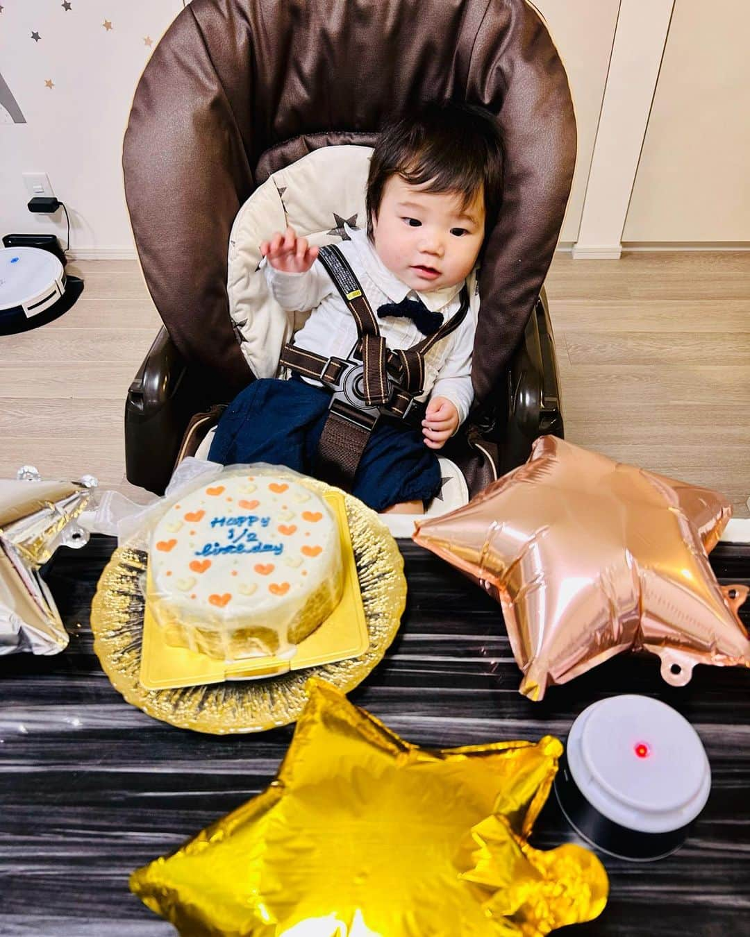 世手子さんのインスタグラム写真 - (世手子Instagram)「happy half birthday🎂✨✨ Thank you for your wonderful smile（＾ω＾） thank you for growing up healthy(*☻-☻*) 次男 #寿々太郎 はん 昨日 #ハーフバースデー でした(〃ω〃) 当たり前のようにみえて全く当たり前ではないこと❣️  それは  本当に #手がかからない #親孝行 で 健康に育ってくれていること❣️  常に感謝です🥲 健やかに育ってくれてる彼に感謝を込めて @memorable_since.2014  #全国発送 #最短受け取り可能 #宮崎 #センイルケーキ #メモラーブル #通販ケーキ #ケーキ通販 #お取り寄せケーキ をプレゼント(´∀｀*) めっちゃ可愛いチョコケーキ(*´-`) ハートの色も文字の色も選べるよ╰(*´︶`*)╯♡ めっちゃ美味しくて感激(*⁰▿⁰*) ママの疲れも吹っ飛びます(*´∀`)♪ この数秒後 お兄ちゃんの魔の手が伸びましたw #生後6ヶ月 #halfbirthday  #ドタバタ育児  #二児のママ #2児育児 #赤ちゃんのいる暮らし #3歳男の子 #3歳差育児 #二児の母 #二児ママ #ママシンガー #二児育児 #2児ママ #2児のママ #赤ちゃんのいる生活　 PR」5月20日 16時44分 - rojide