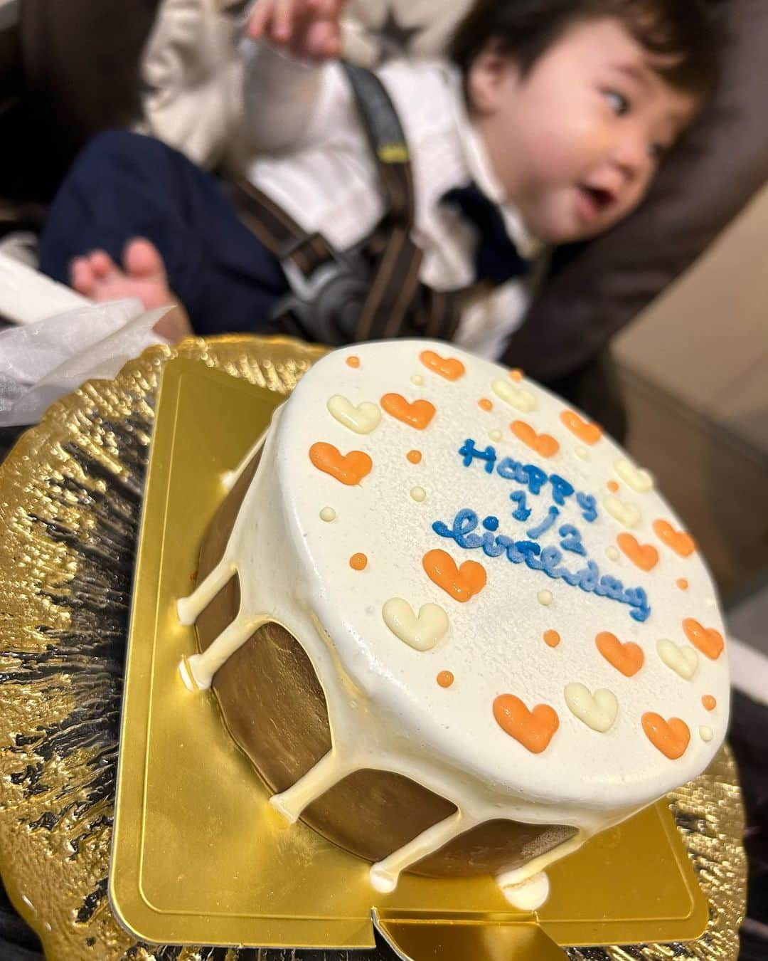 世手子さんのインスタグラム写真 - (世手子Instagram)「happy half birthday🎂✨✨ Thank you for your wonderful smile（＾ω＾） thank you for growing up healthy(*☻-☻*) 次男 #寿々太郎 はん 昨日 #ハーフバースデー でした(〃ω〃) 当たり前のようにみえて全く当たり前ではないこと❣️  それは  本当に #手がかからない #親孝行 で 健康に育ってくれていること❣️  常に感謝です🥲 健やかに育ってくれてる彼に感謝を込めて @memorable_since.2014  #全国発送 #最短受け取り可能 #宮崎 #センイルケーキ #メモラーブル #通販ケーキ #ケーキ通販 #お取り寄せケーキ をプレゼント(´∀｀*) めっちゃ可愛いチョコケーキ(*´-`) ハートの色も文字の色も選べるよ╰(*´︶`*)╯♡ めっちゃ美味しくて感激(*⁰▿⁰*) ママの疲れも吹っ飛びます(*´∀`)♪ この数秒後 お兄ちゃんの魔の手が伸びましたw #生後6ヶ月 #halfbirthday  #ドタバタ育児  #二児のママ #2児育児 #赤ちゃんのいる暮らし #3歳男の子 #3歳差育児 #二児の母 #二児ママ #ママシンガー #二児育児 #2児ママ #2児のママ #赤ちゃんのいる生活　 PR」5月20日 16時44分 - rojide