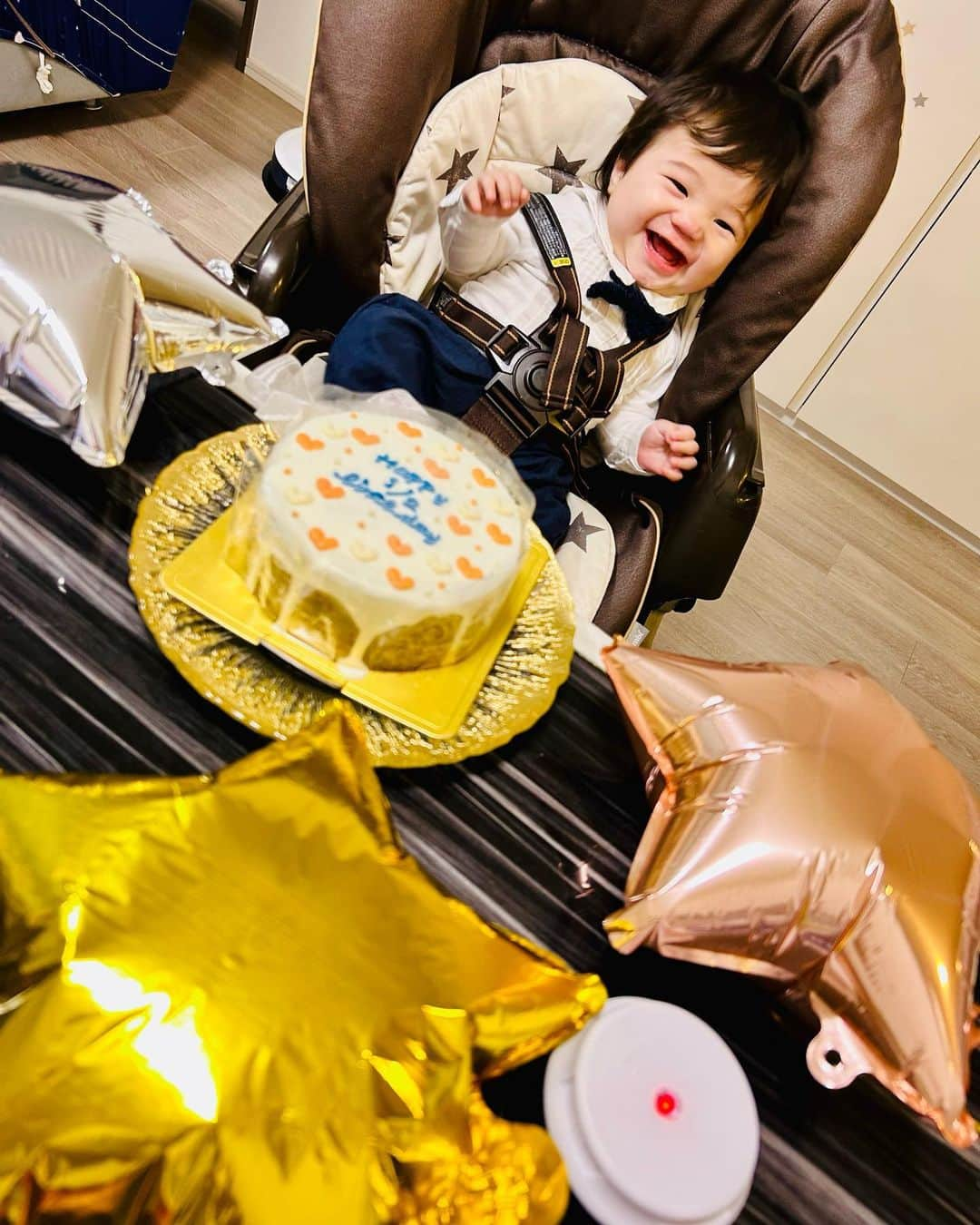 世手子さんのインスタグラム写真 - (世手子Instagram)「happy half birthday🎂✨✨ Thank you for your wonderful smile（＾ω＾） thank you for growing up healthy(*☻-☻*) 次男 #寿々太郎 はん 昨日 #ハーフバースデー でした(〃ω〃) 当たり前のようにみえて全く当たり前ではないこと❣️  それは  本当に #手がかからない #親孝行 で 健康に育ってくれていること❣️  常に感謝です🥲 健やかに育ってくれてる彼に感謝を込めて @memorable_since.2014  #全国発送 #最短受け取り可能 #宮崎 #センイルケーキ #メモラーブル #通販ケーキ #ケーキ通販 #お取り寄せケーキ をプレゼント(´∀｀*) めっちゃ可愛いチョコケーキ(*´-`) ハートの色も文字の色も選べるよ╰(*´︶`*)╯♡ めっちゃ美味しくて感激(*⁰▿⁰*) ママの疲れも吹っ飛びます(*´∀`)♪ この数秒後 お兄ちゃんの魔の手が伸びましたw #生後6ヶ月 #halfbirthday  #ドタバタ育児  #二児のママ #2児育児 #赤ちゃんのいる暮らし #3歳男の子 #3歳差育児 #二児の母 #二児ママ #ママシンガー #二児育児 #2児ママ #2児のママ #赤ちゃんのいる生活　 PR」5月20日 16時44分 - rojide