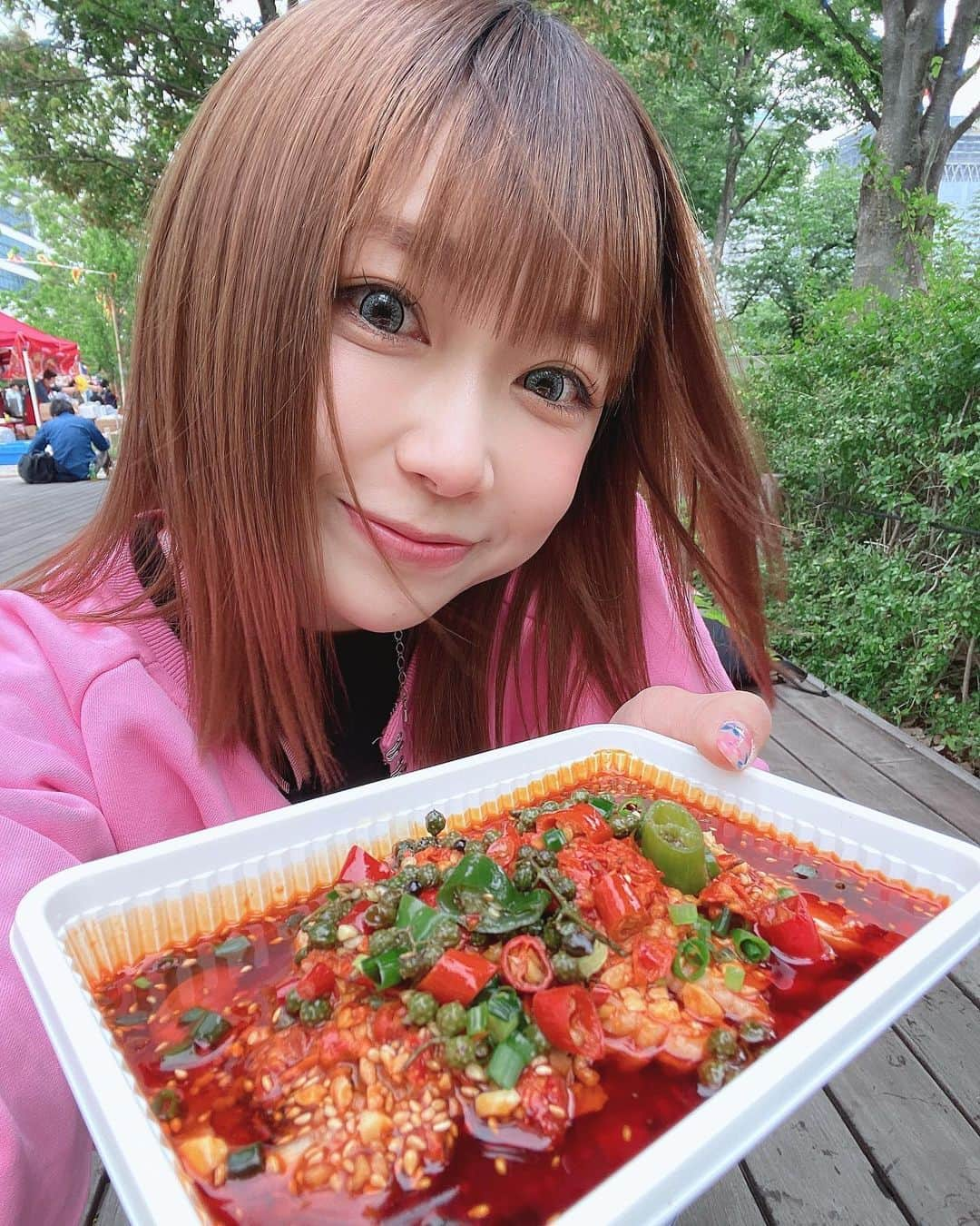 水嶋ひかるのインスタグラム：「先日、中野セントラルパークで行われた『四川フェス🌶️』で大好きな赤い壺の物販販売させてもらいました🌶️💞 赤い壺のドレッシングとラー油は大人気で❤️‍🔥オリジナル肉用一味は前日にちょうど食べて改めて辛いと実感して次の日のこの日もずっとお腹ヒリヒリ❤️‍🔥笑 @meiweisichuan  @akaitsubo.umakara  . お昼休憩は陳家私菜の頂天麻婆豆腐 天獄辛🌶️🔥！！！！！ びりっびりに痺れて美味しかった😩✨ . ひかぴんく一味、ひかぴんく七味購入してくださったみなさんありまとございました🌶️💞 @mukaichinmido  . . そして、、、 9年近く通っているzealで初めての髪質改善🖤 店内ではずっと大人気でカラーしてもらうたびに他のお客さんが髪質改善されていて気になっていたの🥹 ずっとブリーチ毛でできなかったんだけどやっとおねぷぅさんのGO‼️サインが降りてお願いしてもらいました🖤 さらさら、、、梅雨が怖くない☔️ 癖っ毛がなくなりました🌸うれしぃ！ @hairsalon_zeal  .  #四川フェス #赤い壺 #陳家私菜 #激辛 #辛党 #激辛部 #今日は何の日 #ローマ字の日 #髪質改善」