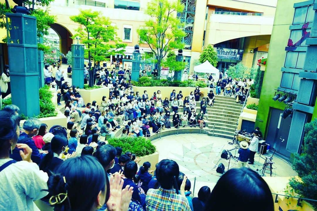 山田義孝のインスタグラム：「💿💿💿 川崎ラチッタデッラ✌︎ この場所で久しぶりのリリースイベント✨ 色んな事思い出した💫 1部と2部、参加してくれた方々に感謝✨ 雨も降らずに気持ちよく唄えました🌞 沢山の「久しぶり」と「はじめまして」が嬉しかったです😊✨ また会える日まで元気でね。 さぁまだまだキャンペーンは続くよ❗️ 一緒に楽しもう💥 #吉田山田 #備忘録音 #ラチッタデッラ」