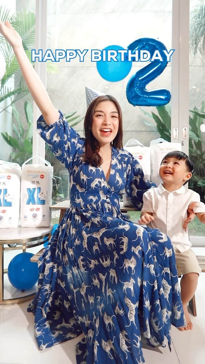 チェルシー・オリビアのインスタグラム：「Dear popok kesayangan Dante, MAKUKU, selamat ulang tahun ke-2 ya! Terima kasih sudah menjadi teman andalan pertumbuhan Dante sejak bayi. Kami tunggu ya inovasi-inovasi baru berikutnya!   Yuk, ikut ucapkan selamat ulang tahun untuk MAKUKU dan siap-siap menang hadiah! Caranya: - Buat video ucapan ulang tahun untuk MAKUKU. Pastikan video moms and dads bersama si kecil unik, menarik, dan kreatif, dan berdurasi maksimal 60 detik. Jangan lupa, sebutkan juga slogan MAKUKU “Takut Ruam Popok, Pakai MAKUKU” pada akhir video - Post video di IG reels kamu dan tag @makuku.indonesia.official beserta 5 orang teman. - Sertakan hashtag #TakutRuamPopokPakaiMAKUKU #MAKUKUAntiGumpal #MAKUKUSuperTipisSuperNyerap di caption.   2 Pemenang dengan video yang paling unik dan kreatif akan mendapatkan OPPO Reno 8T dan OPPO A96 , 8 pemenang hiburan akan mendapatkan Oppo band, Oppo enco buds2 atau bundling Gift dari YOU! Periode 20 - 31 Mei 2023, jadi jangan sampai ketinggalan ya!   #TakutRuamPopokPakaiMAKUKU #MAKUKUAntiGumpal #MAKUKUSuperTipisSuperNyerap #MAKUKUSAPDiapersSlimCare」