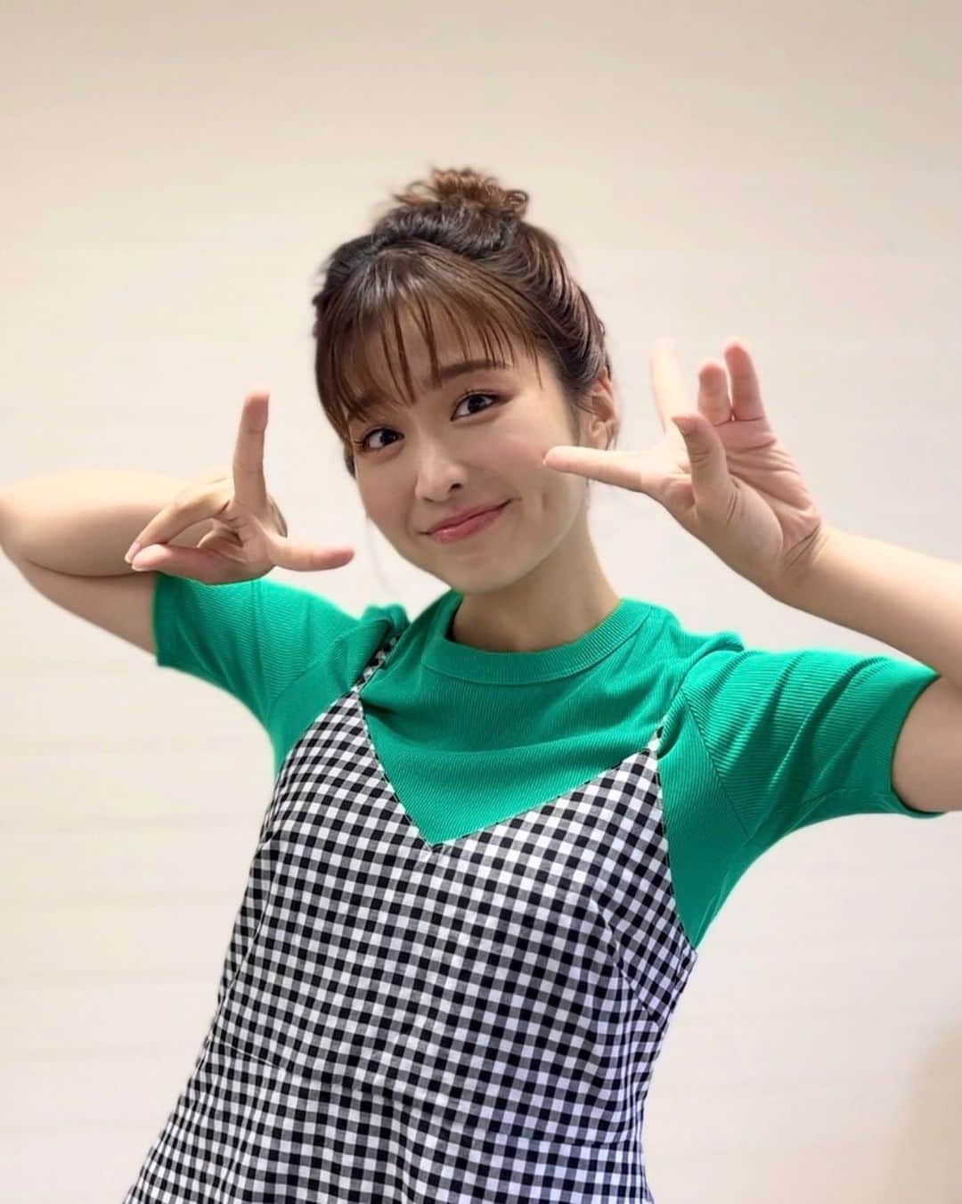 坂田茉世のインスタグラム：「4月からの新番組「にじパレ」！！！毎週土曜の朝9時30分からお送りしています🌱髪型やメイクはこんな感じです💫髪の毛を伸ばしているので（どこまで髪の毛切らずに我慢できるかな？）いろんなアレンジをしてもらっています〜服もポップな雰囲気でお気に入りです🌈」