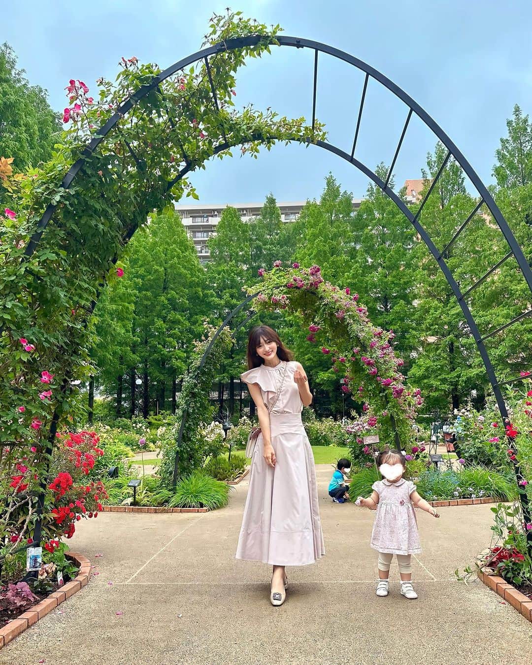 加藤瑠美のインスタグラム：「𝐑𝐨𝐬𝐞 𝐆𝐚𝐫𝐝𝐞𝐧🌹  今日は涼しくてお外で遊べそうだったので光が丘にある「四季の香ローズガーデン」へ💐 バラの良い香りが辺りに充満していた…🥹🥀 これが無料とはありがたすぎる！ 2人ともお花が大好きなのでしばらく楽しめました🤍 雨の後で倒れてしまっている薔薇が多かったけど、とっても綺麗で癒されました✨ 奥には少し休めるカフェもありましたよ☕️💕  📍 四季の香ローズガーデン shikinokaori_rosegarden  東京都練⾺区光が丘5-2-6  お洋服は @apuweiser_official のセットアップ🩷 泉里香さんコラボのお洋服です🫢  tops & skirt @apuweiser_official #apuweiserriche  bag @grace_continental.div #gracecontinental  shoes @room_rakuten   #子連れお出かけ#子連れスポット#年子#年子兄妹#ローズガーデン#rosegarden#四季の香ローズガーデン」