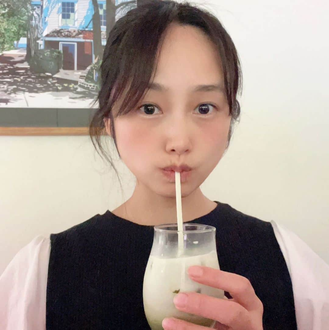 野村日香理さんのインスタグラム写真 - (野村日香理Instagram)「事務所でいっぷく〜♡ 最近お抹茶がマイブームで🍵いろんなお抹茶をお試し中だよ☺︎今日は福岡県の挽きたてのお抹茶を牛乳で割ってお抹茶濃いめのアイスラテにしてみました。簡単＆おいしいです😋💛 2枚目は今朝の朝ごはん。 献立 ☆銀だらの西京焼き ☆豚肉のしぐれ煮 ☆ひじきご飯 ☆冷奴 ☆納豆 ☆大根サラダ ☆豆腐とわかめのお味噌汁 ☆黒豆茶 @slcreations_official さんの無添加の食材で作りました。焼くだけでおいしい西京焼き大好きなの。おすすめです♡ あと少しお仕事頑張ろっ。  #こんばんは#抹茶スイーツ#料理#暮らし#和食#おうちごはん#抹茶ラテ#slcreations#安心安全#冷凍食品 #無添加#slcreationsのある暮らし#PR#delicious」5月20日 16時54分 - nomura.hikari