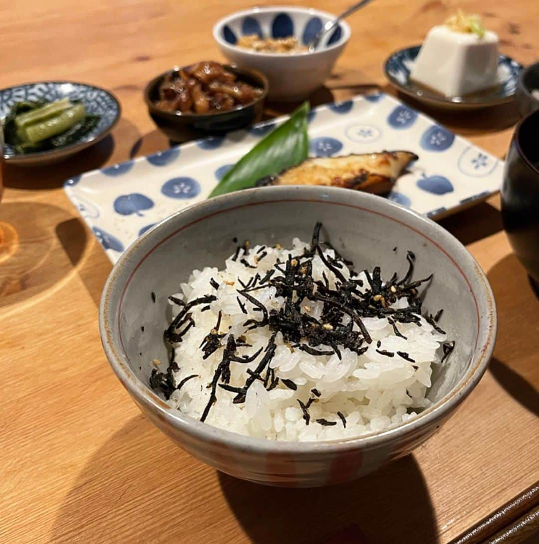 野村日香理さんのインスタグラム写真 - (野村日香理Instagram)「事務所でいっぷく〜♡ 最近お抹茶がマイブームで🍵いろんなお抹茶をお試し中だよ☺︎今日は福岡県の挽きたてのお抹茶を牛乳で割ってお抹茶濃いめのアイスラテにしてみました。簡単＆おいしいです😋💛 2枚目は今朝の朝ごはん。 献立 ☆銀だらの西京焼き ☆豚肉のしぐれ煮 ☆ひじきご飯 ☆冷奴 ☆納豆 ☆大根サラダ ☆豆腐とわかめのお味噌汁 ☆黒豆茶 @slcreations_official さんの無添加の食材で作りました。焼くだけでおいしい西京焼き大好きなの。おすすめです♡ あと少しお仕事頑張ろっ。  #こんばんは#抹茶スイーツ#料理#暮らし#和食#おうちごはん#抹茶ラテ#slcreations#安心安全#冷凍食品 #無添加#slcreationsのある暮らし#PR#delicious」5月20日 16時54分 - nomura.hikari